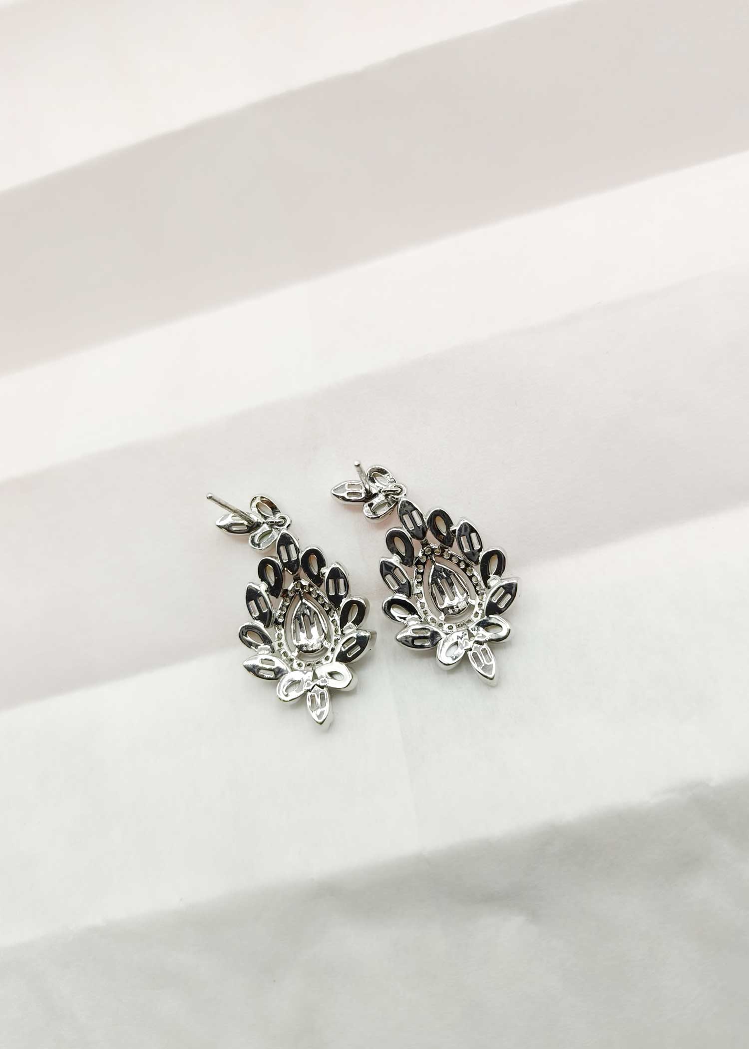 92.5 Sterling Silver Mother of Pearl Cubic Zircon Earring
