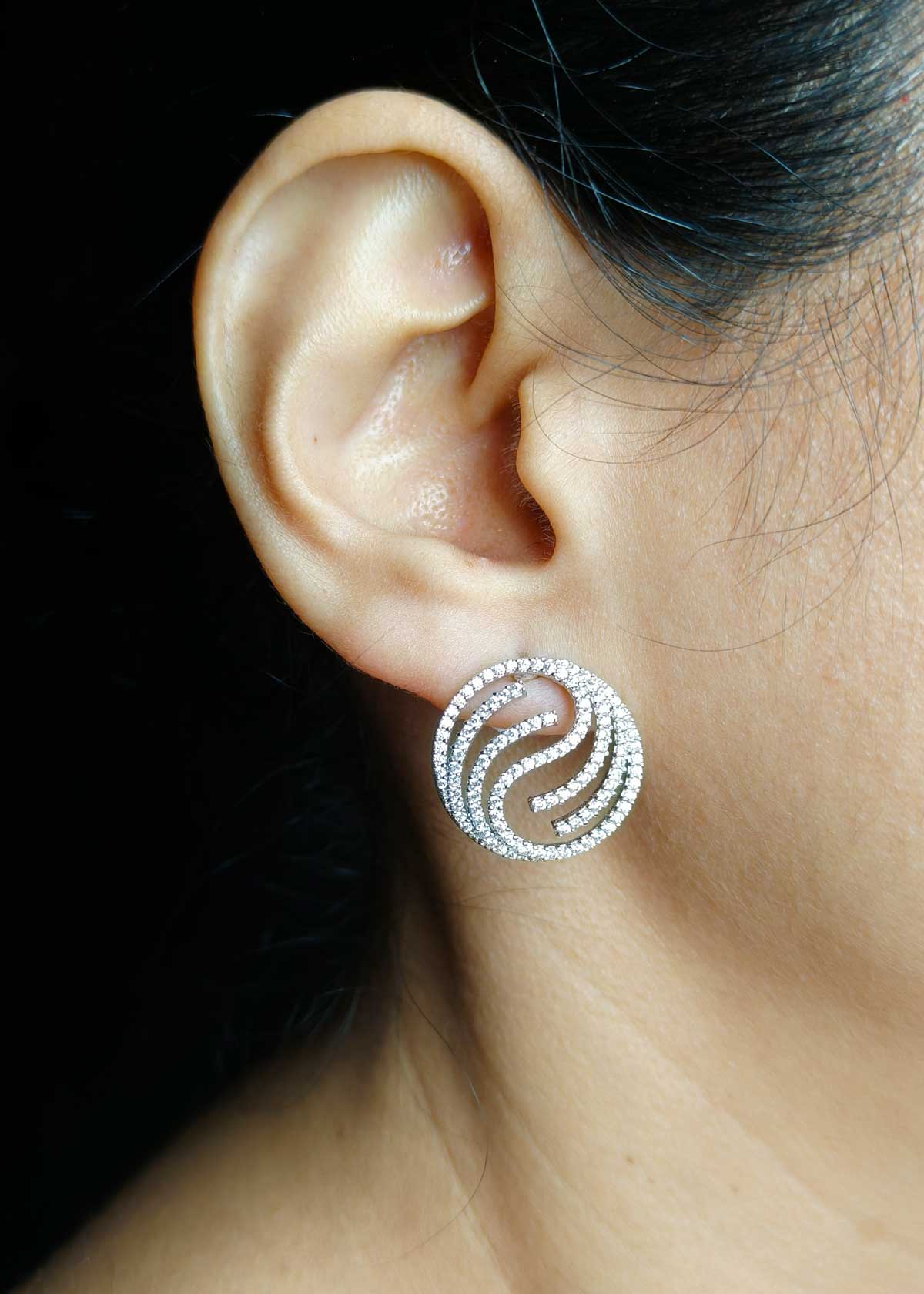 Dazzling Circle Shape Cubic Zircon Pendant set