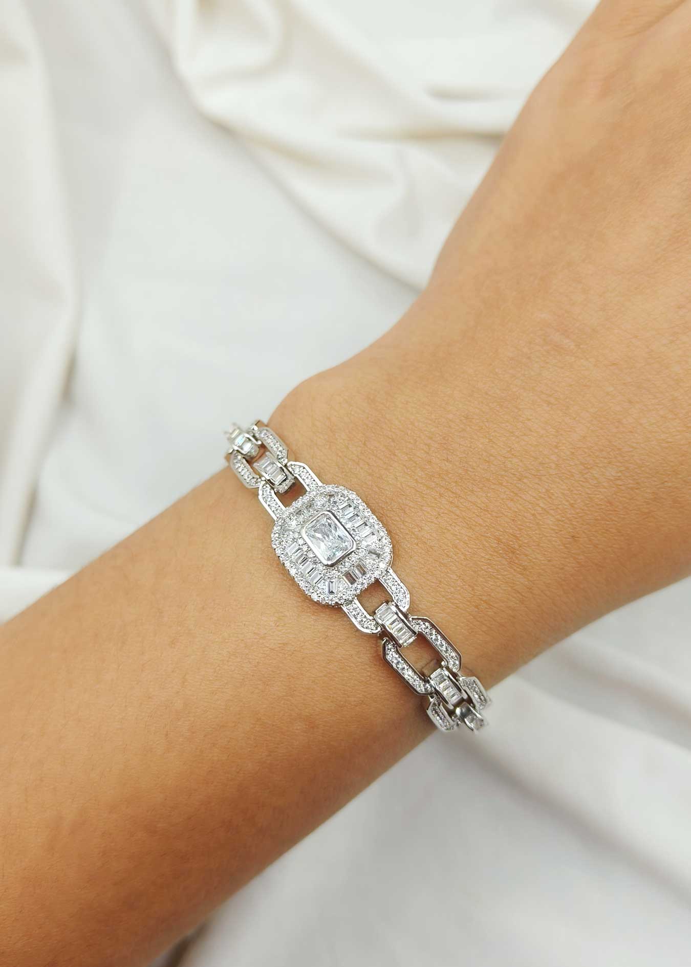 Loose bracelet hand