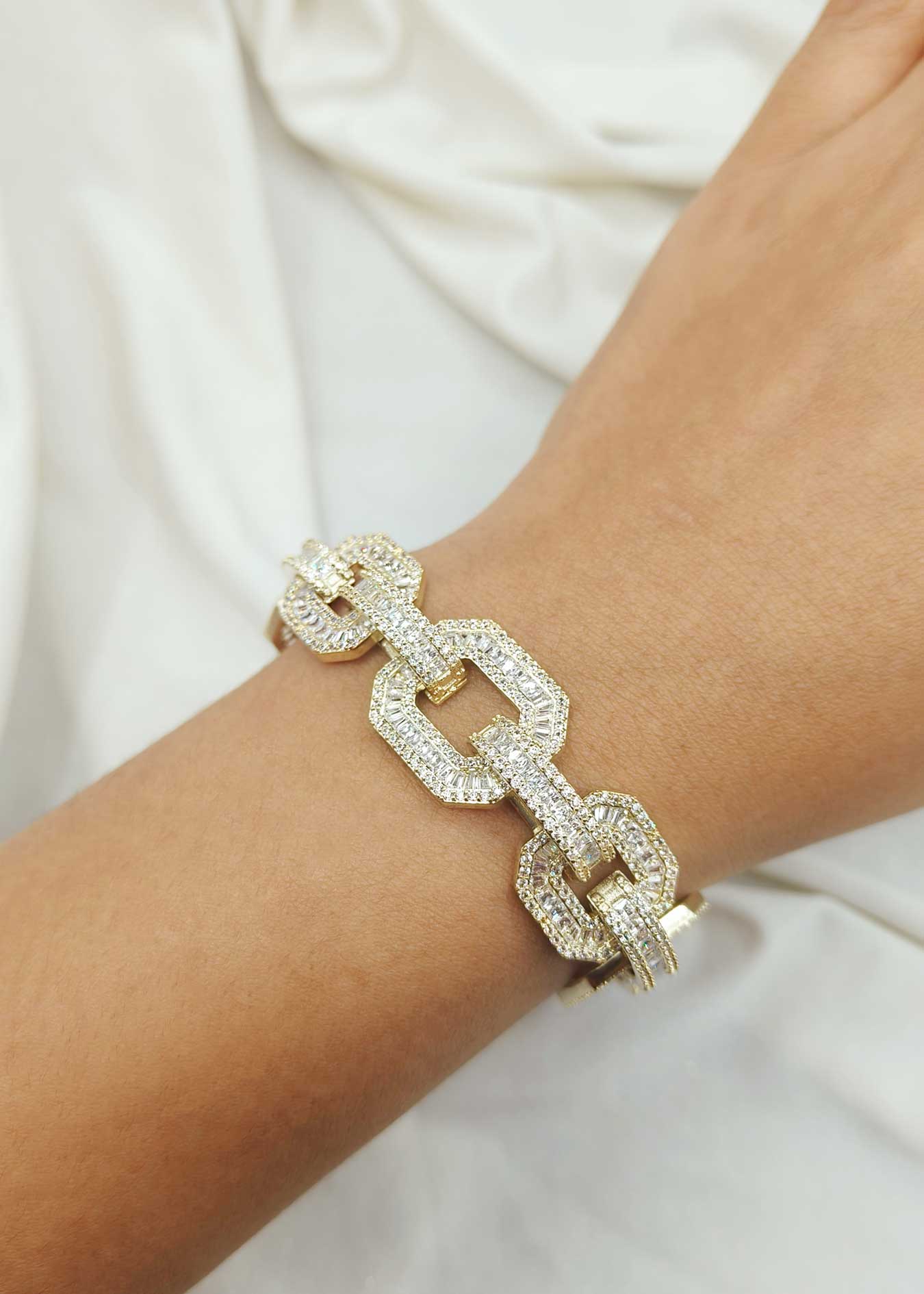 Loose bracelet hand