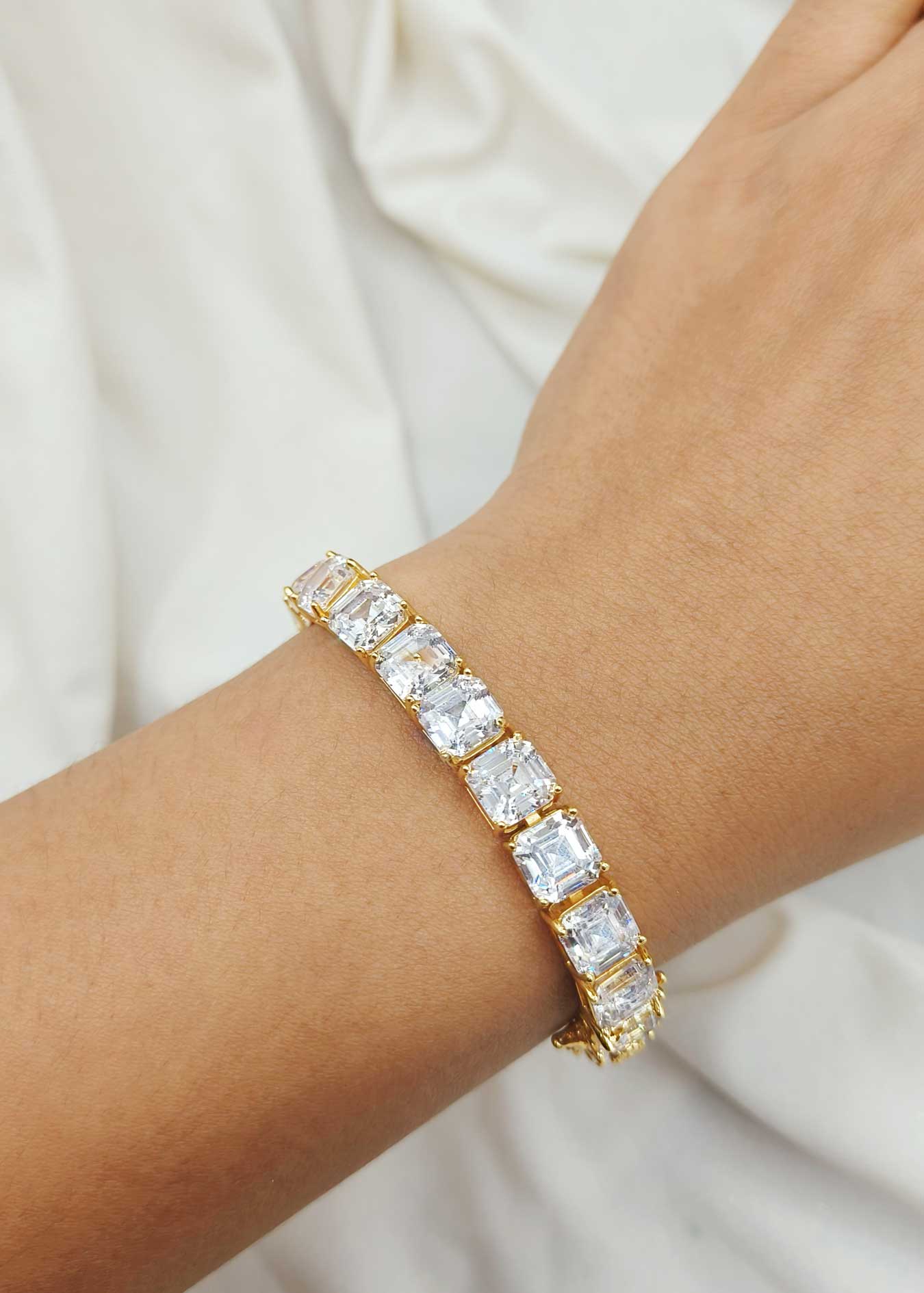 Loose bracelet hand