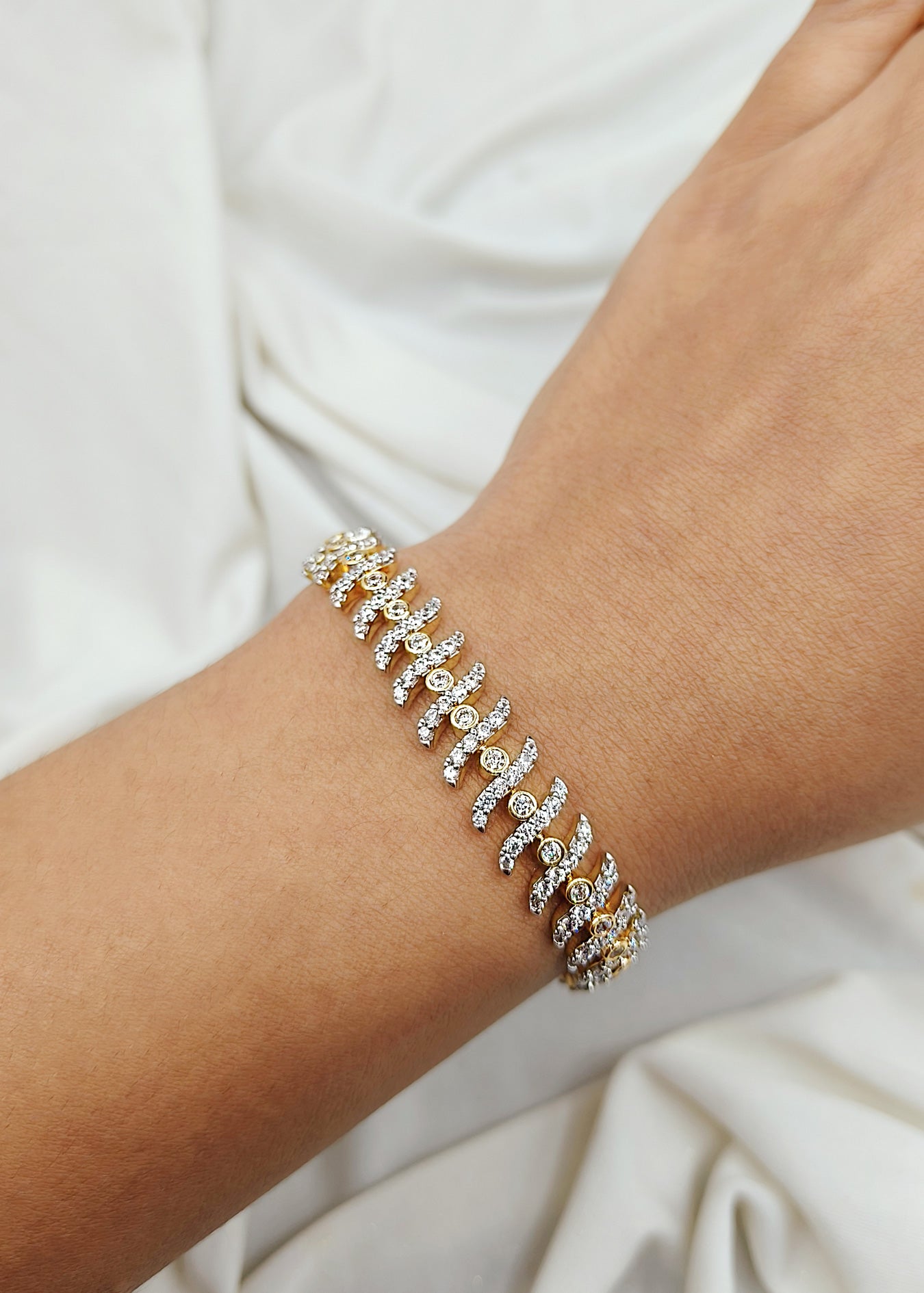 Hand loose bracelet
