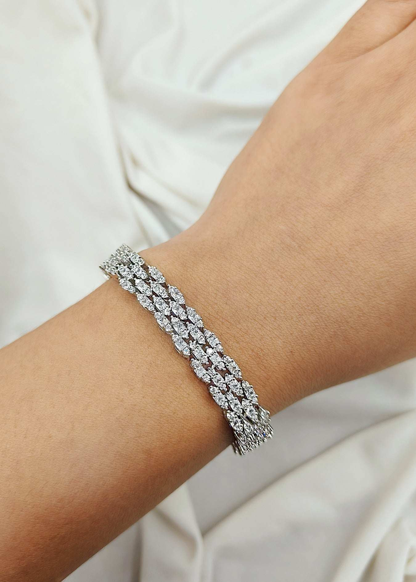 Broad Classic Diamonds Loose Bracelet