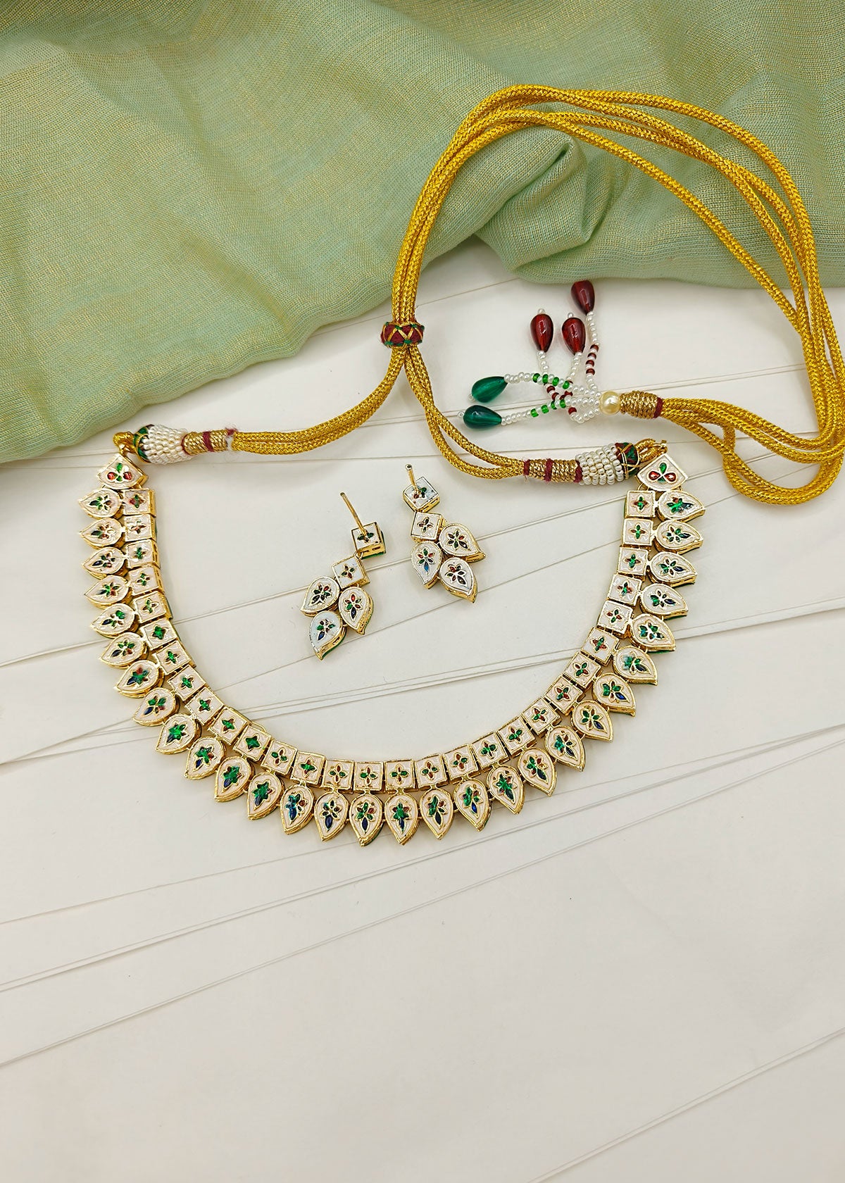 Delicate Leaf Design Adjustable Short Kundan Necklace Set