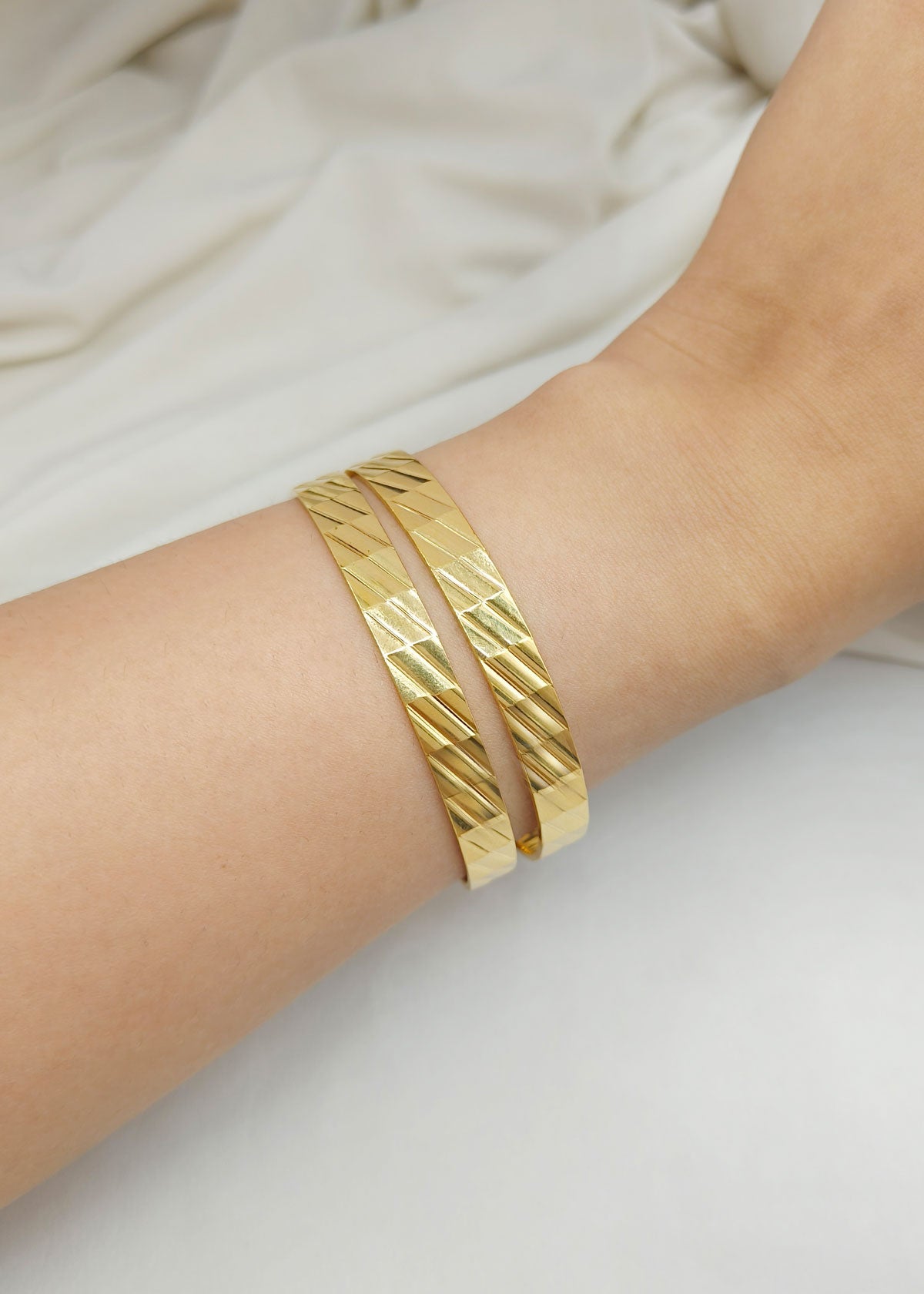 Glossy Diamond-Cut Finish 1 Gram Gold Plated Broad Bangles (Pair)