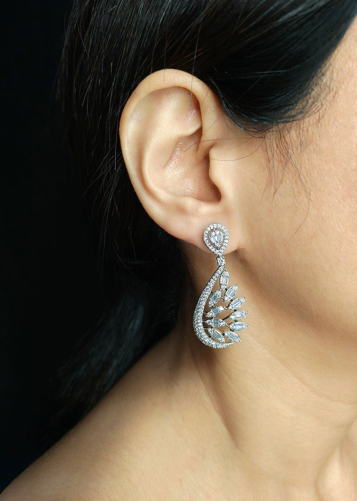 Tear Drop Shaped Baguette Diamond Classy Zircon Studded Gold And Silver Plated Stiff Hasli Necklace Set