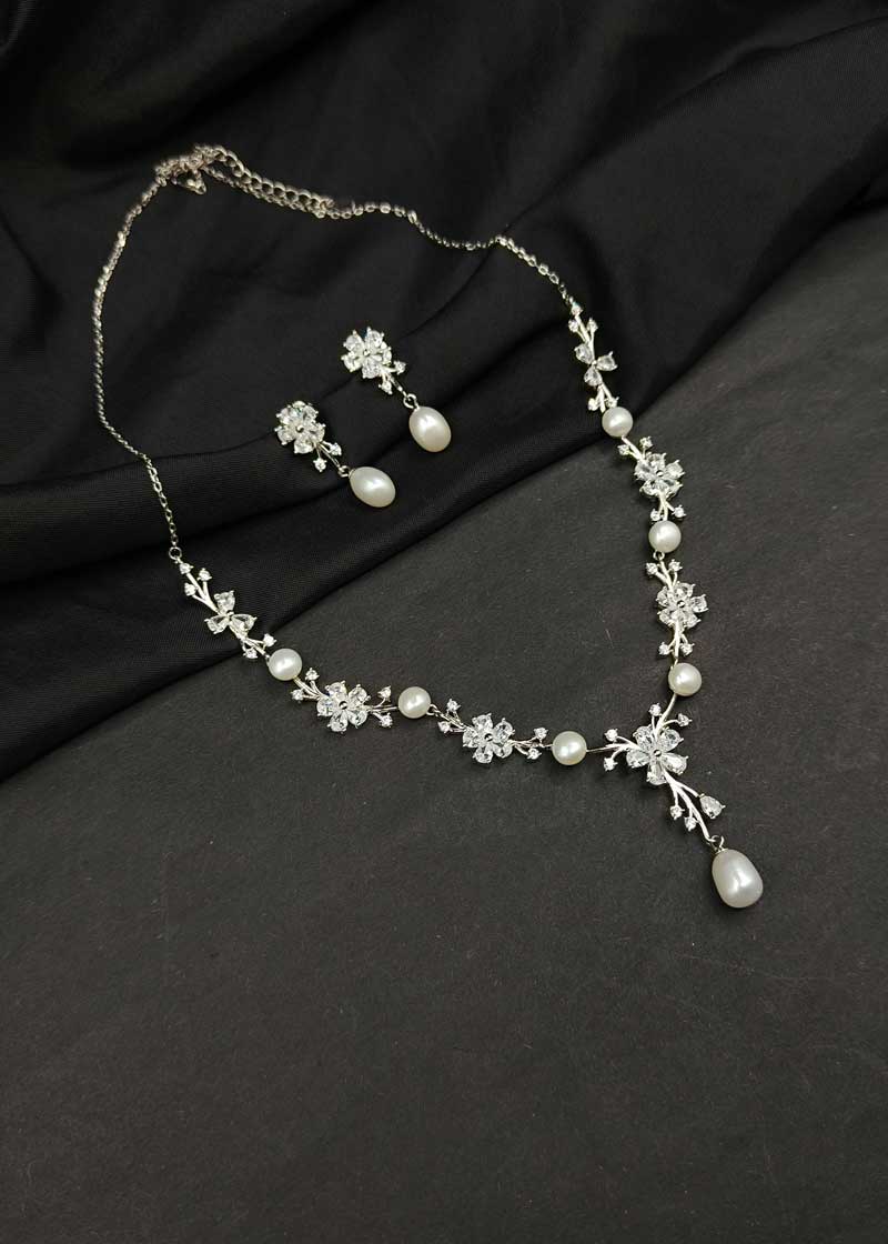 92.5 Sterling Silver Pearl And Cubic Zircon Delicate Floral Design Necklace Set