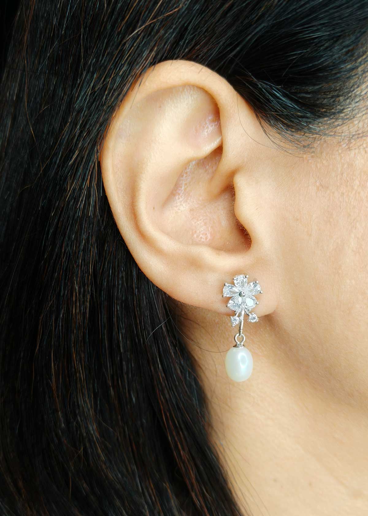 92.5 Sterling Silver Pearl And Cubic Zircon Delicate Floral Design Necklace Set