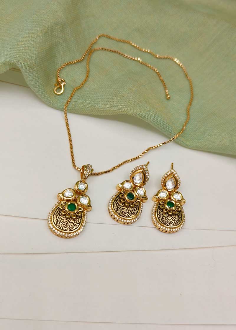 Antique Floral Motif Kundan And Cubic Zircon Matt Gold Pendent Set With Chain