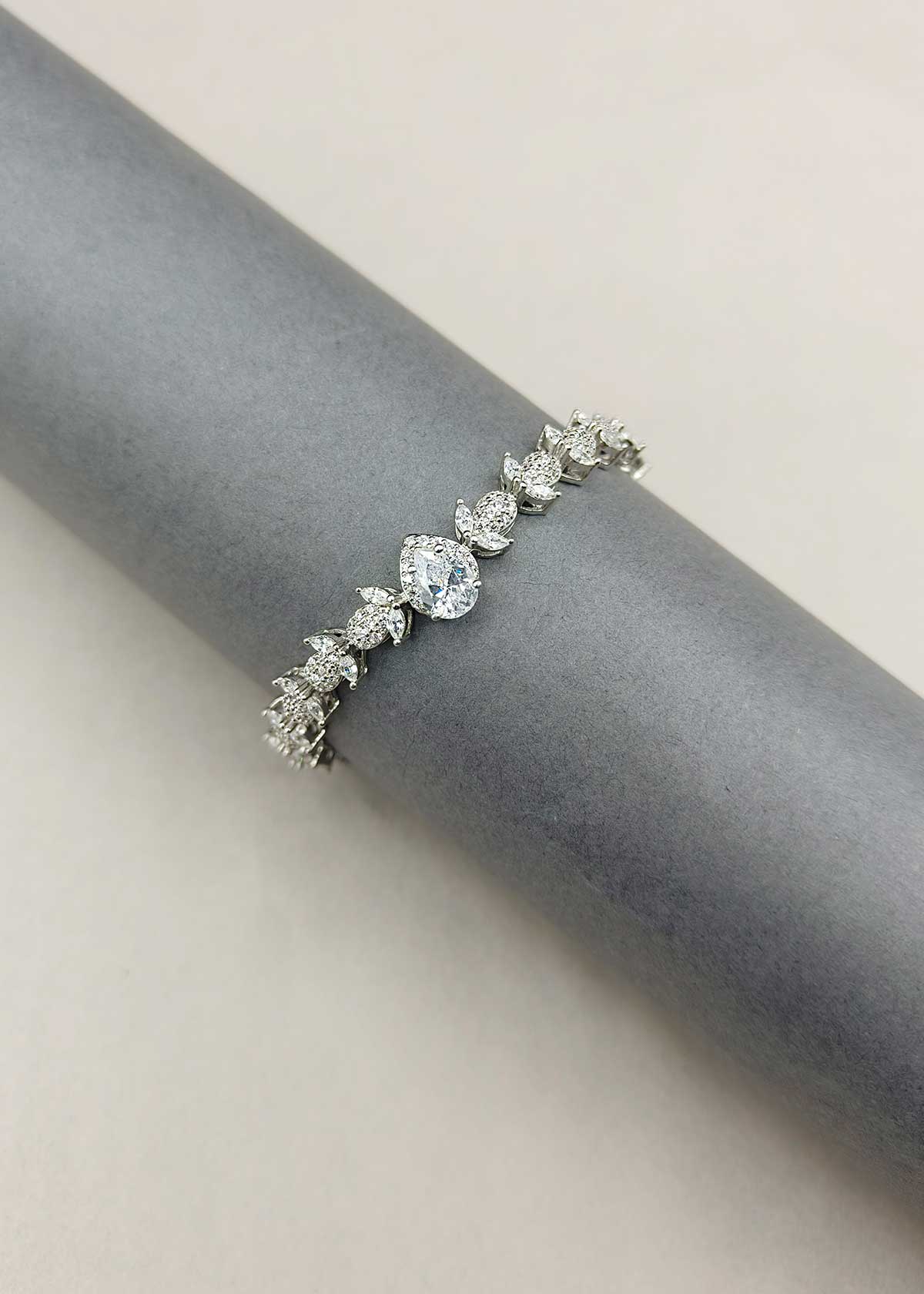 92.5 Sterling Silver Teardrop Cubic Zircon Loose Bracelet For Women