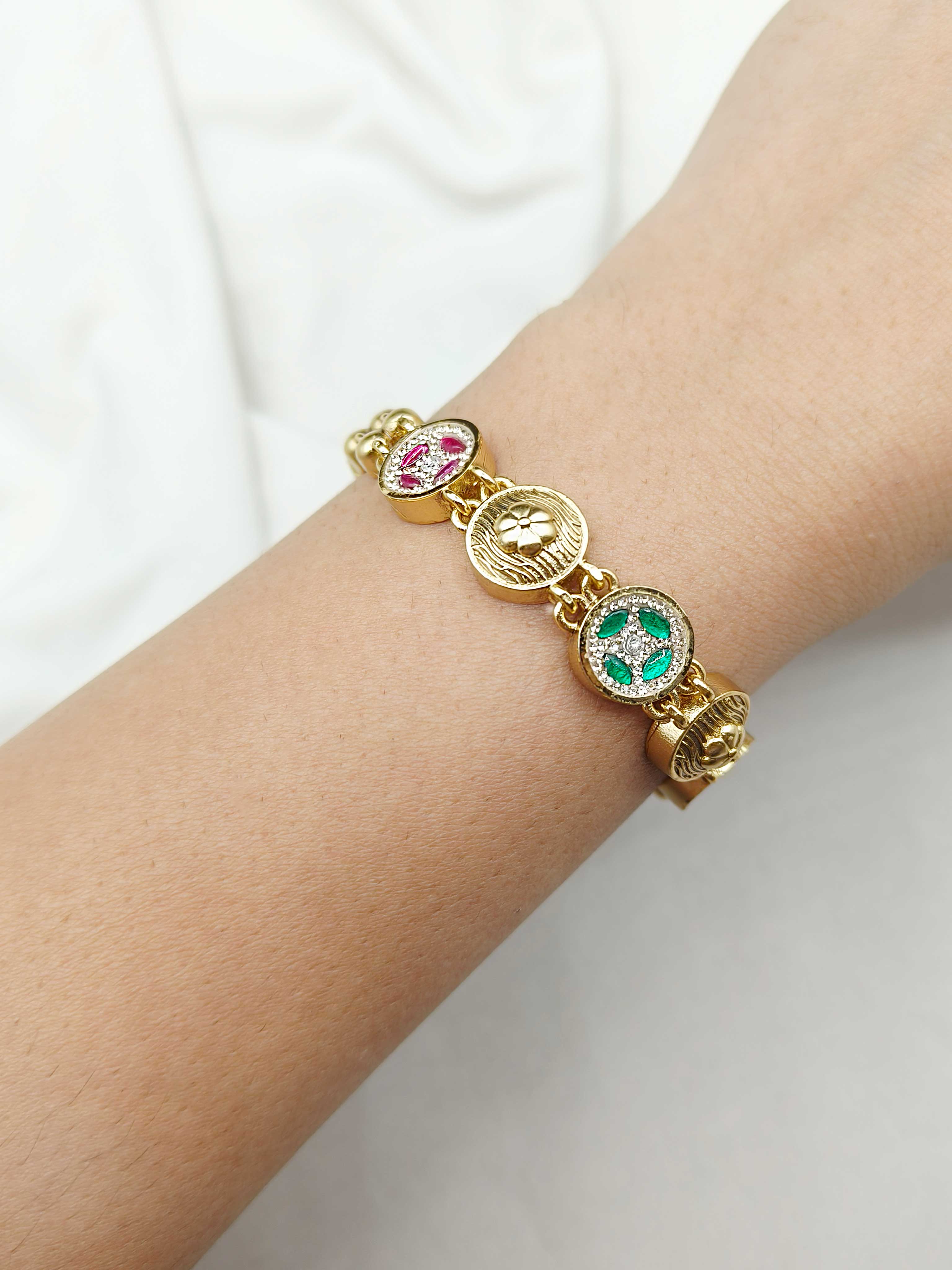 Five Circular Motifs Matt Gold Plated Cubic Zircon Loose Adjustable Bracelet