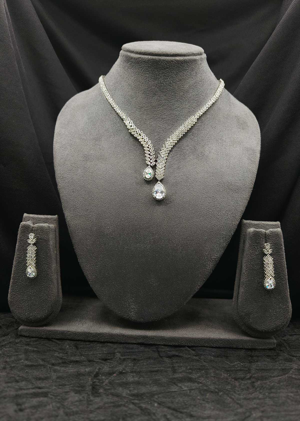 Silver Plated Leaf And Tear Drop Cubic Zircon Adjustable Short Necklace Set