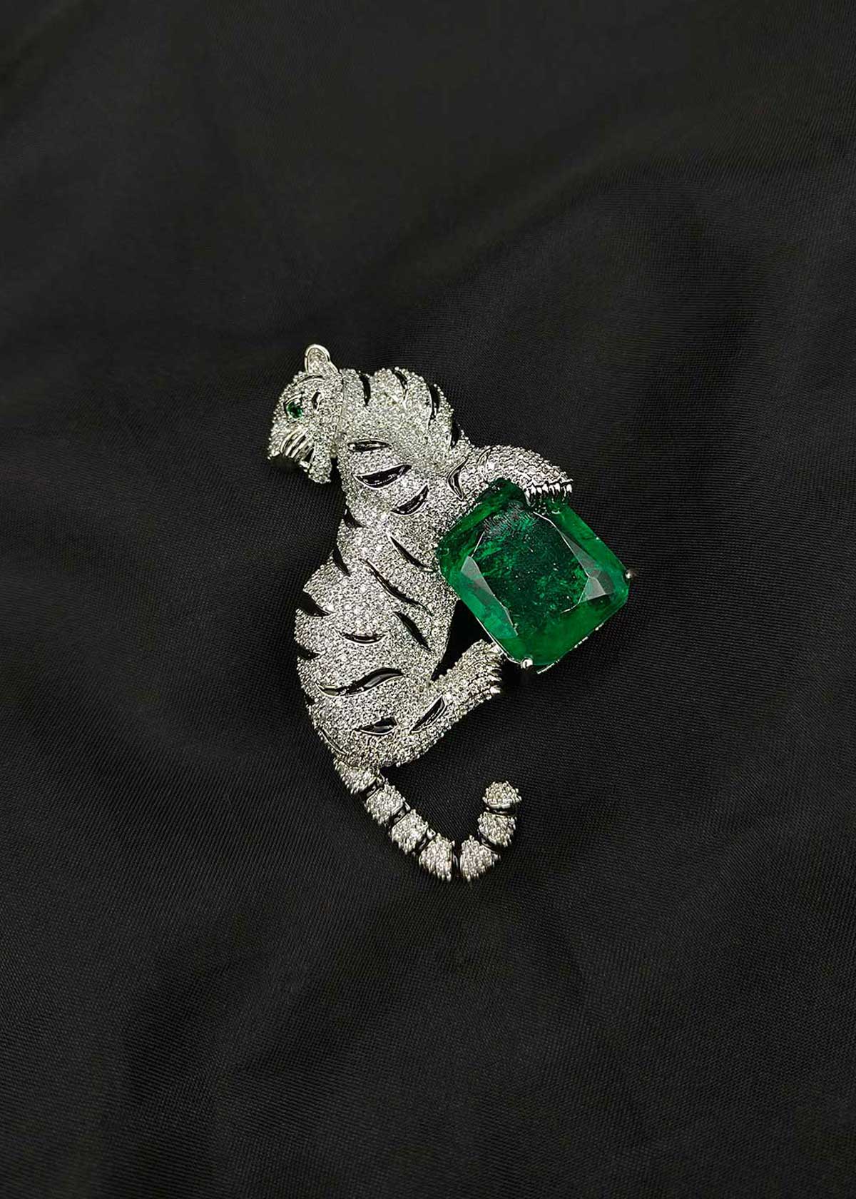 Silver Plated Cubic Zircon Tiger Motif Brooch / Lapel Pin With Emerald Stone