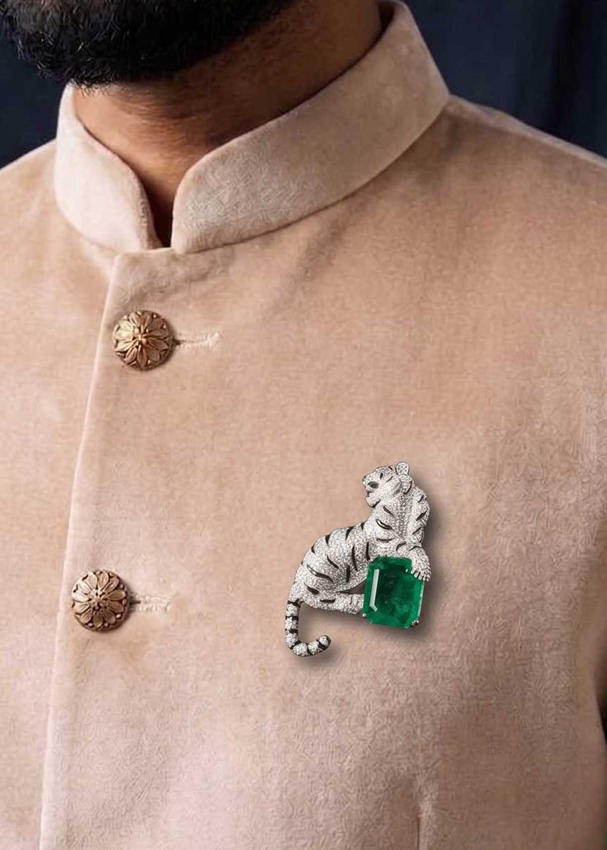 Royal Cubic Zircon Crouching Tiger Brooch / Lapel Pin With Emerald Stone