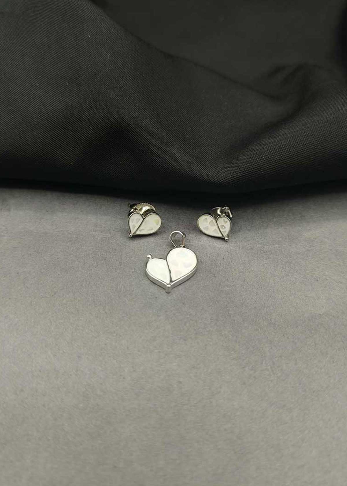 92.5 Sterling Silver Elegant Mother Of Pearl Heart Delicate Pendant Set