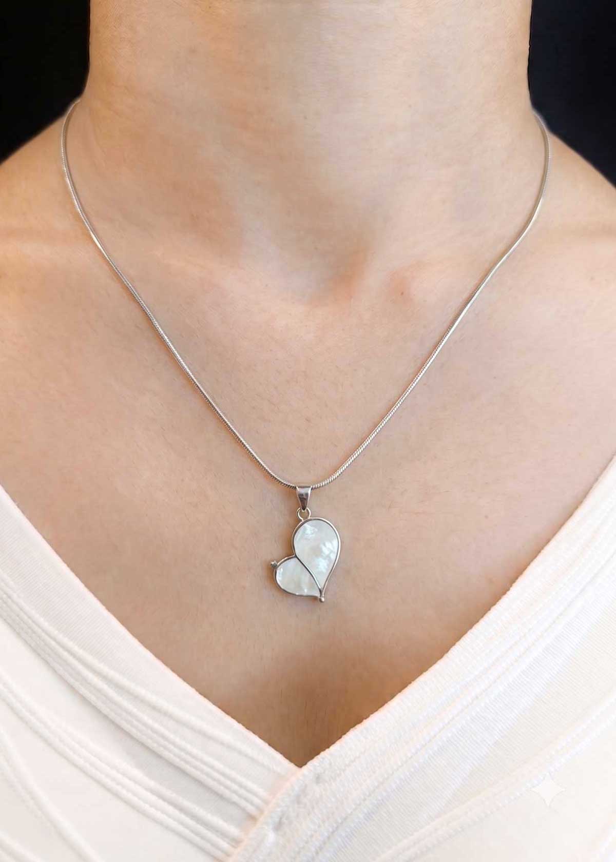92.5 Sterling Silver Elegant Mother Of Pearl Heart Delicate Pendant Set