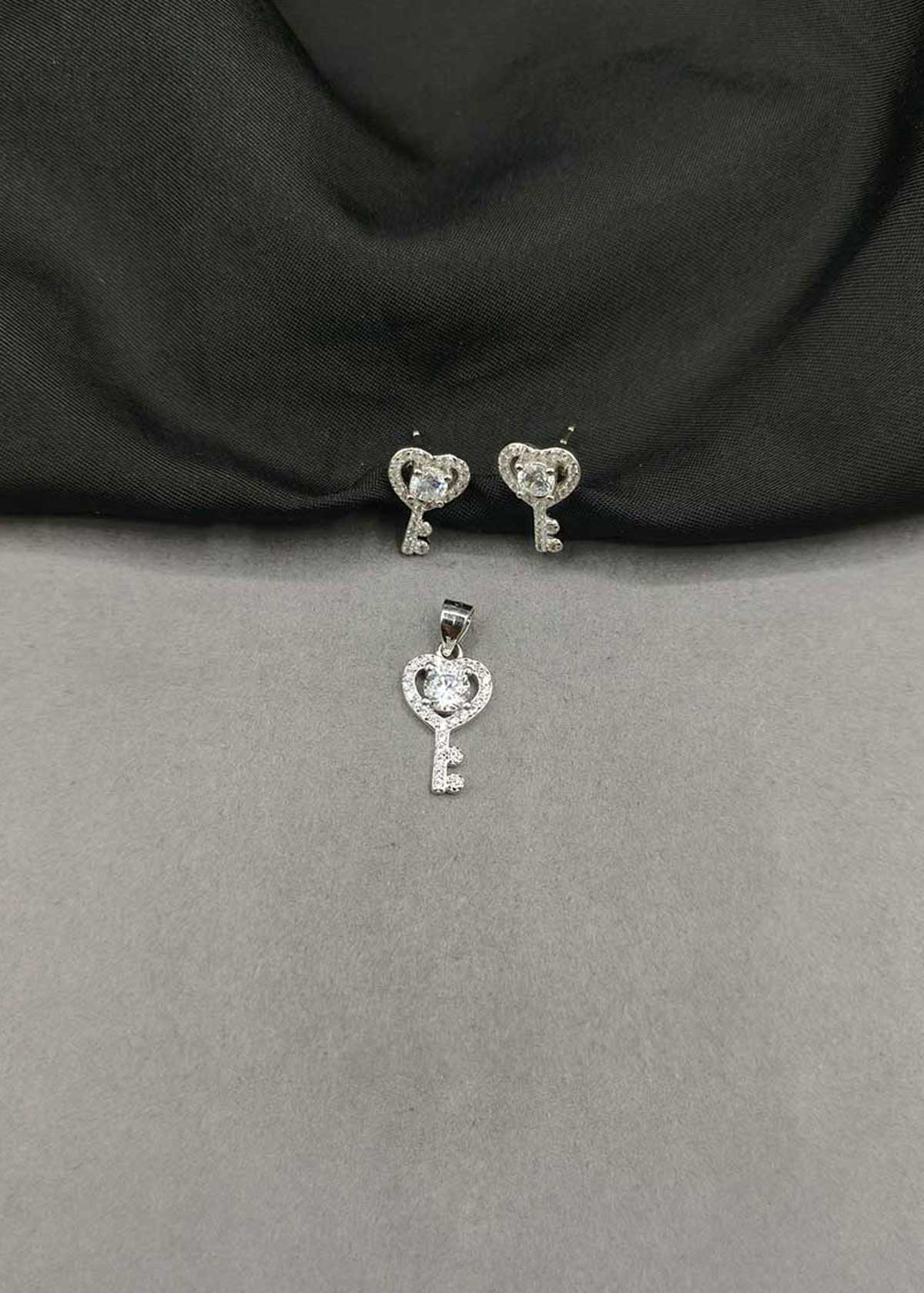 92.5 Sterling Silver Cubic Zircon Heart Key Delicate Pendant Set