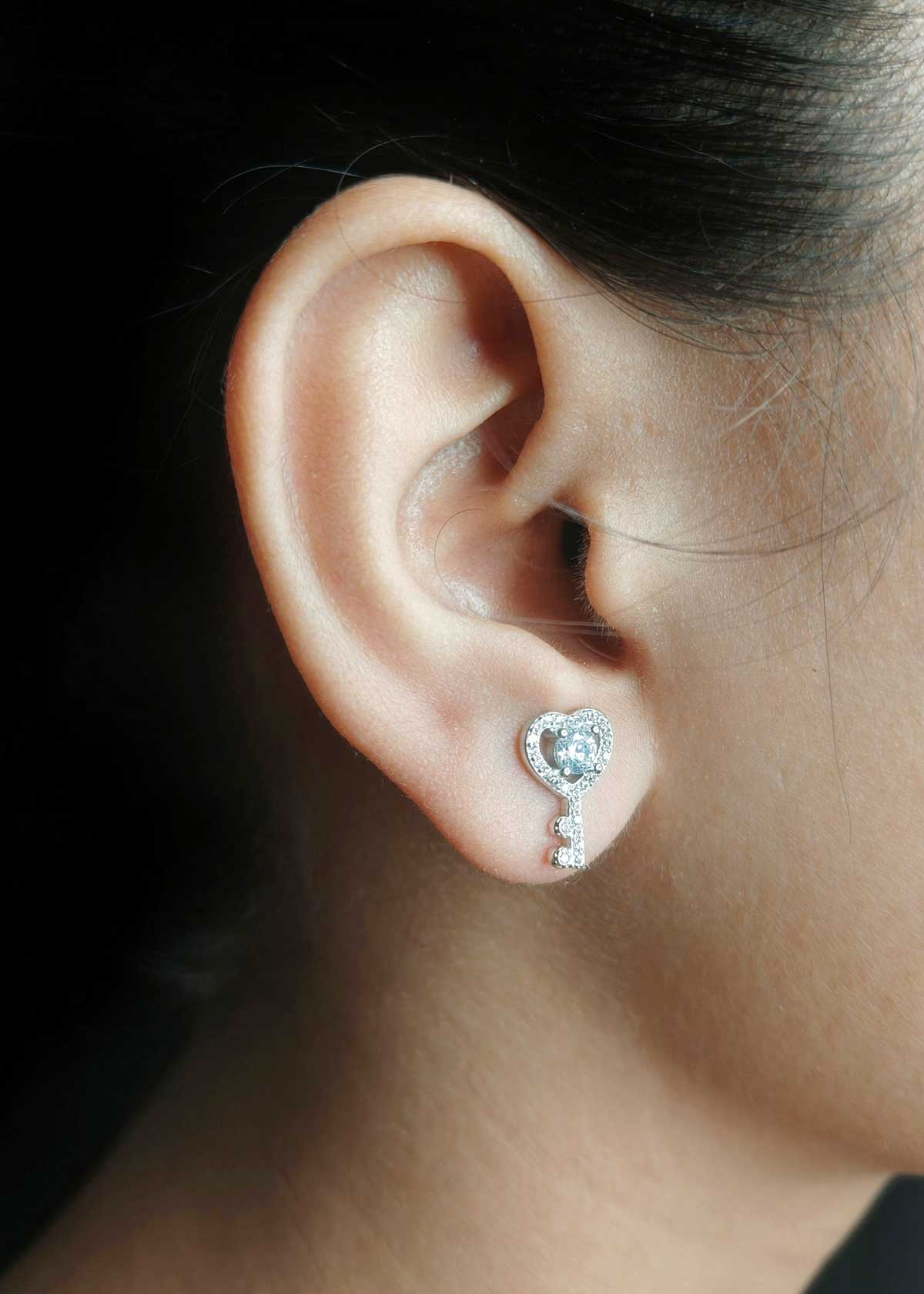 92.5 Sterling Silver Cubic Zircon Heart Key Delicate Pendant Set