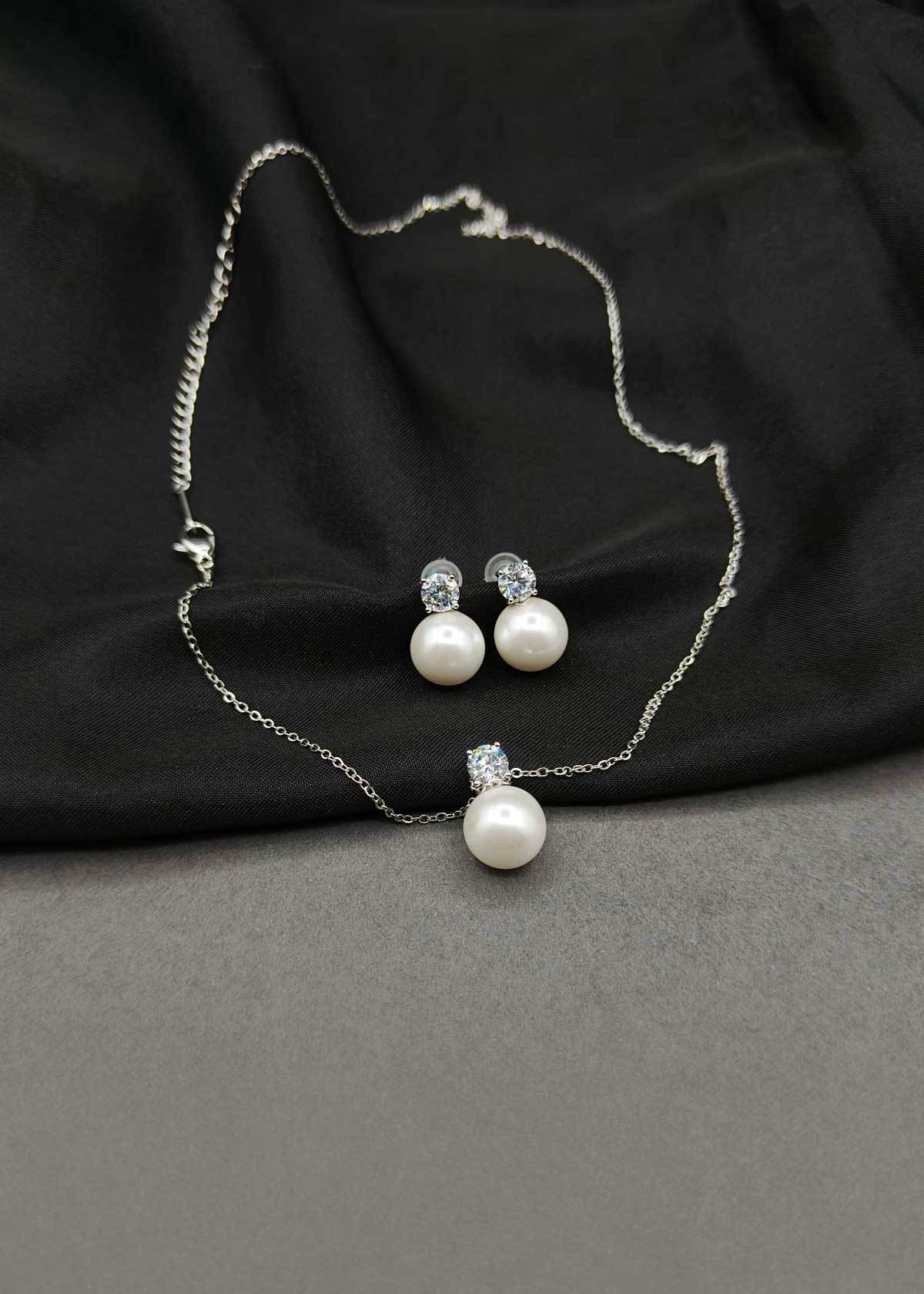 Beautiful Silver Plated Pearl And Solitaire Zircon Pendant Set With Delicate Chain
