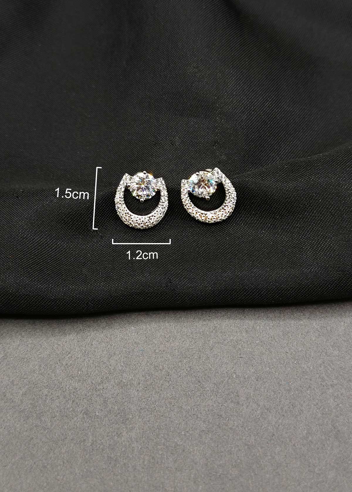 Silver Plated Crescent Moon Solitaire Zircon Pendant Set With Delicate Chain