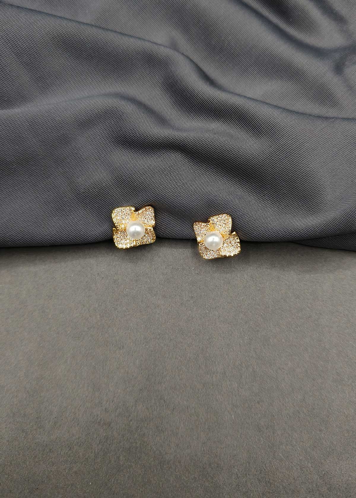 Timeless Cubic Zircon Gold Plated Pearl And Silver Plated Pearl Ear Cuff For Women