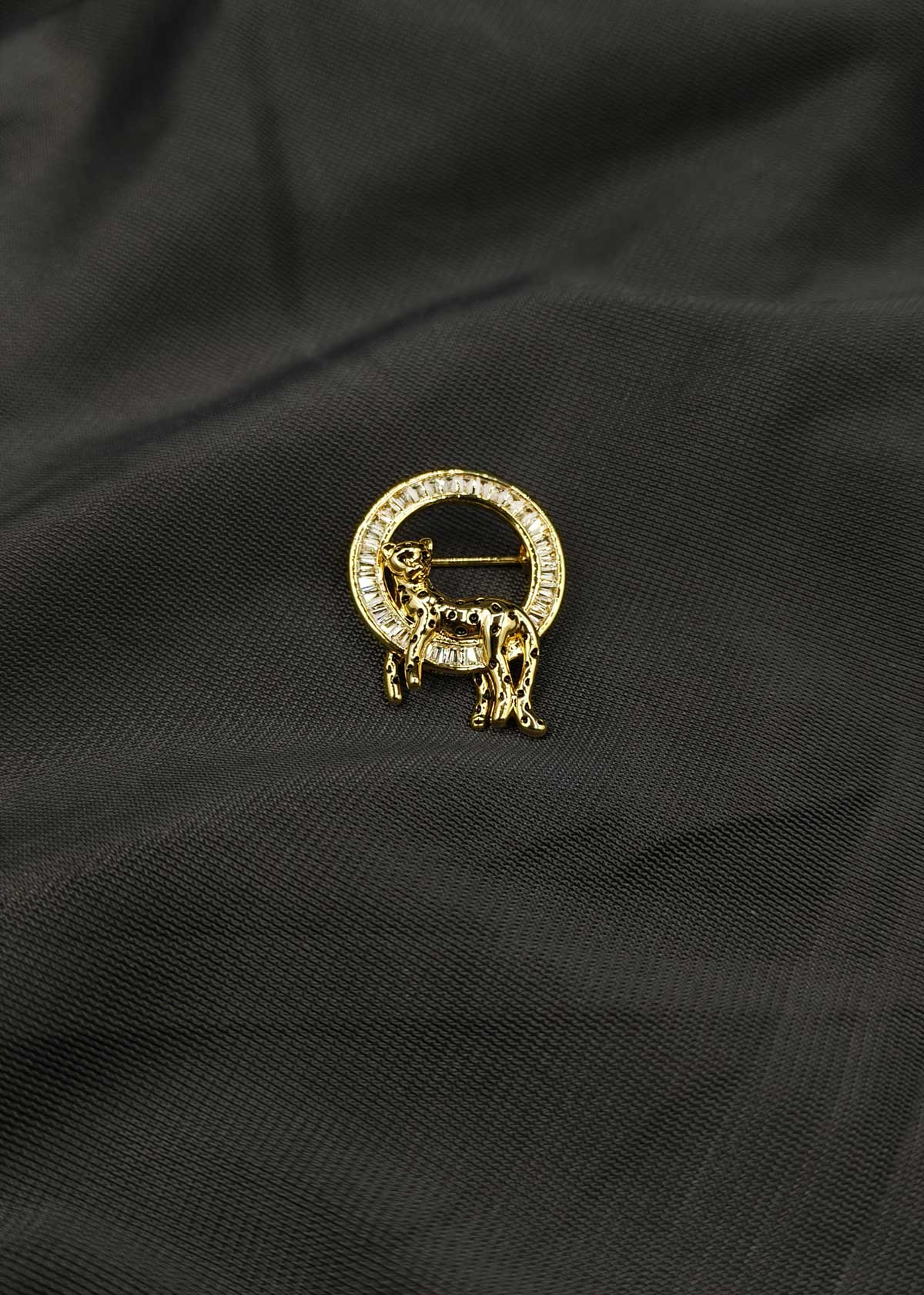 Modern Delicate Diamond-Look Baguette Zircon Circular Halo Panther Brooch / Lapel Pin