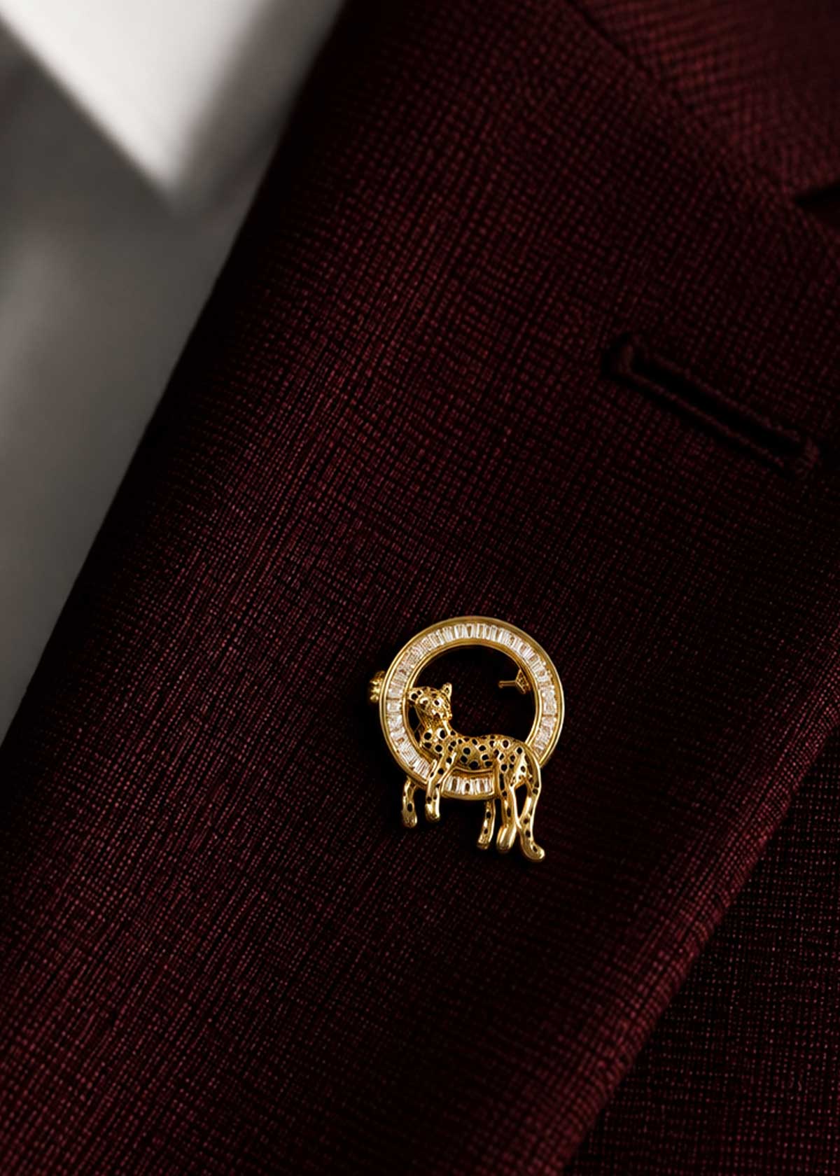 Modern Delicate Diamond-Look Baguette Zircon Circular Halo Panther Brooch / Lapel Pin