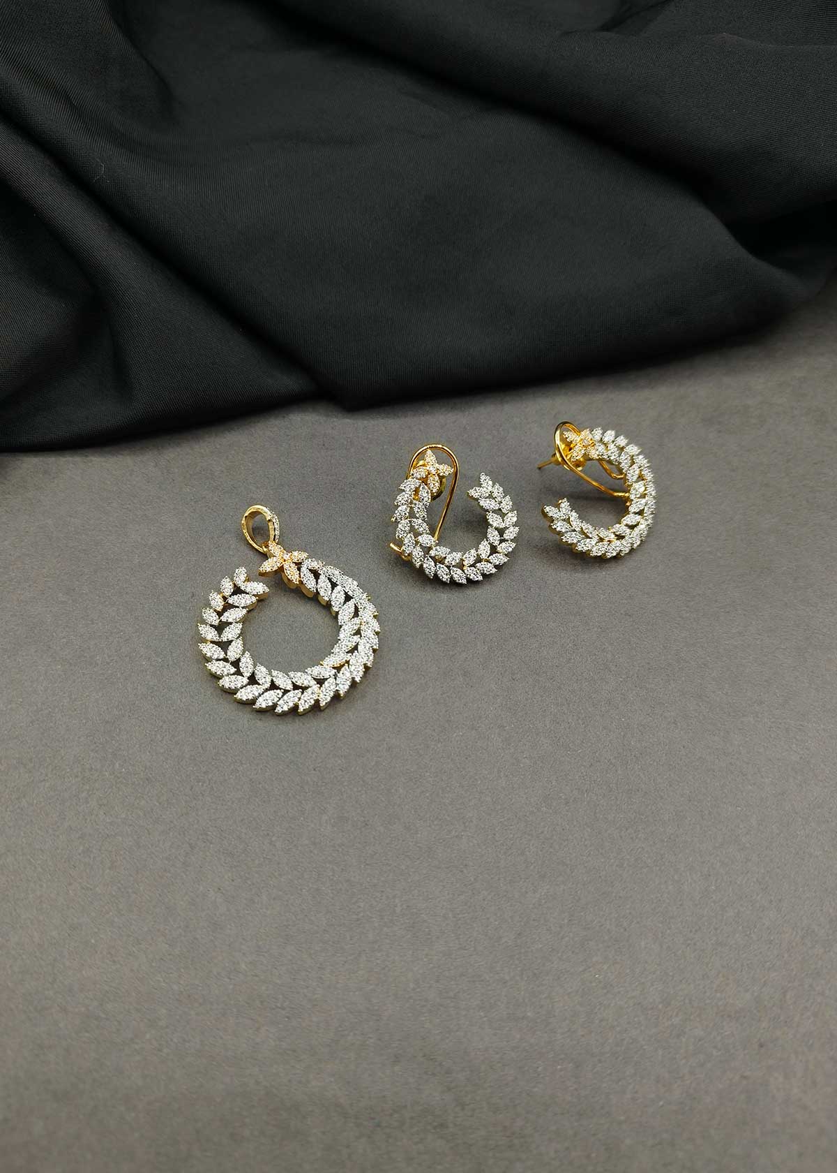 Two-Tone Laurel Wreath Pendant Set for Women