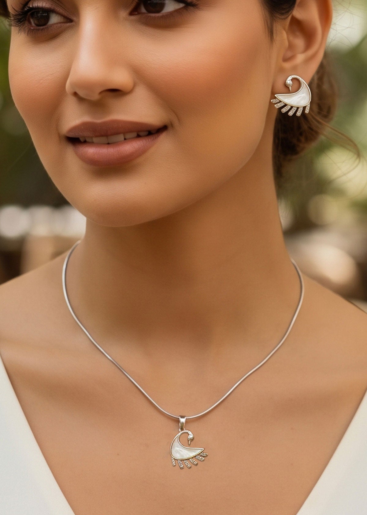 Graceful Swan Mother-of-Pearl Pendant Set With Chain For Women