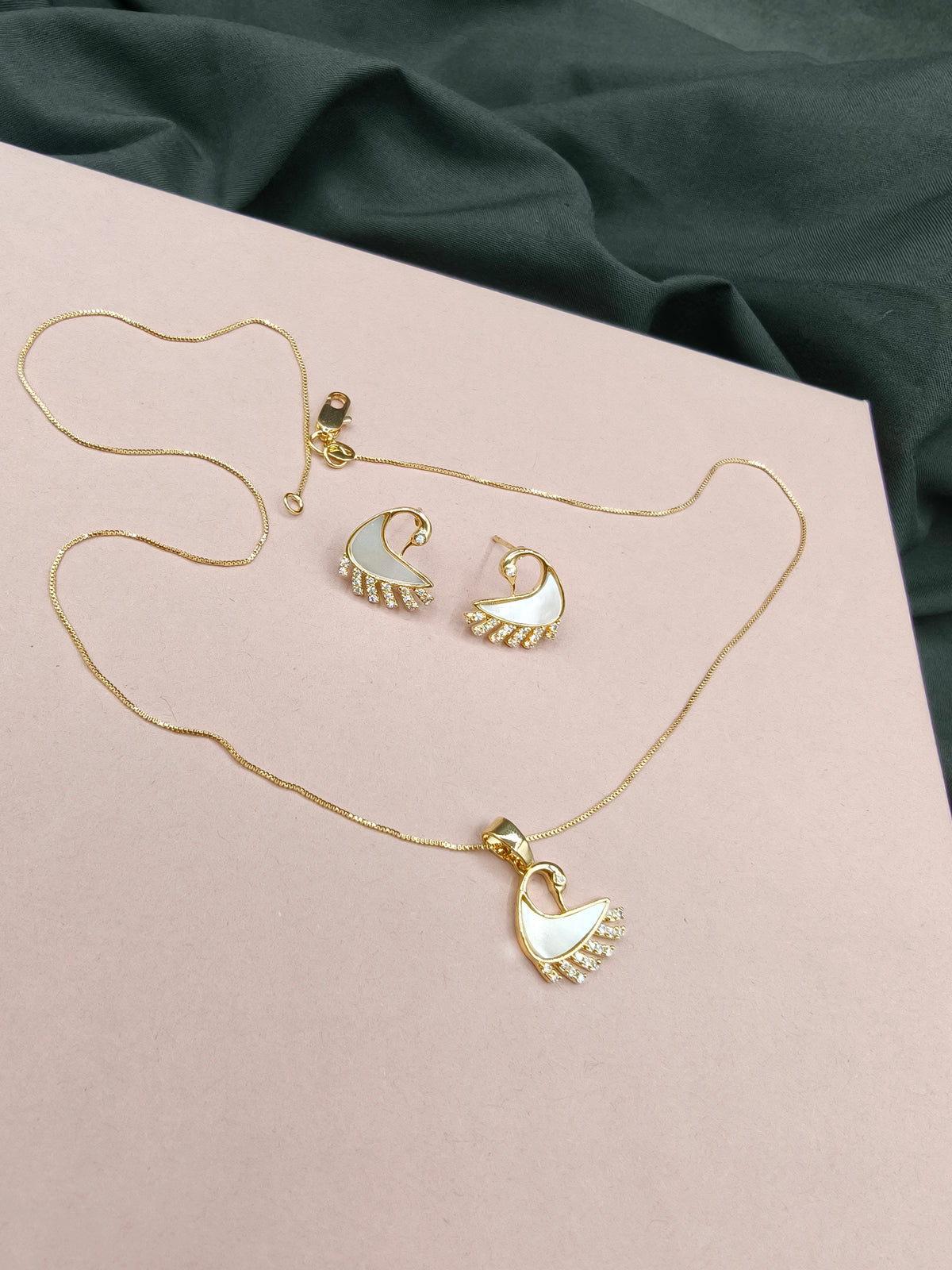 Graceful Swan Mother-of-Pearl Pendant Set With Chain For Women