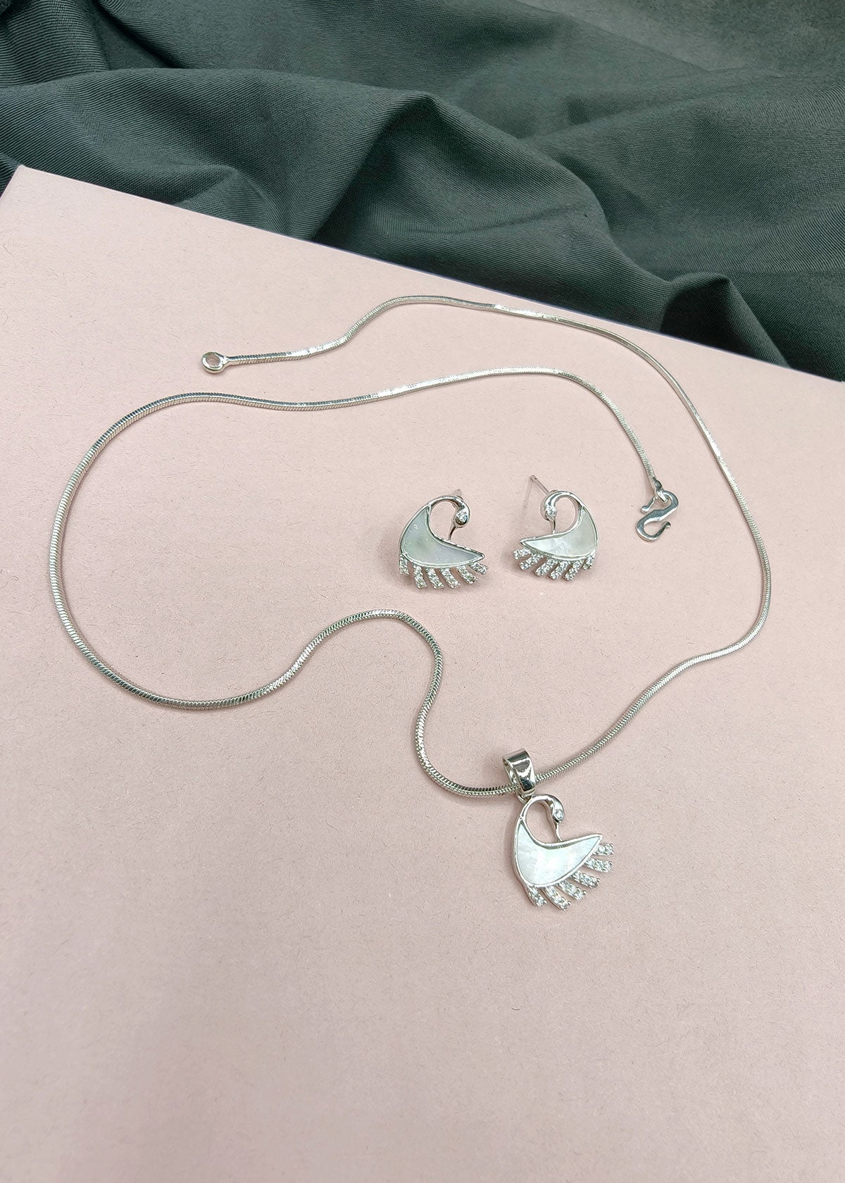 Graceful Swan Mother-of-Pearl Pendant Set With Chain For Women