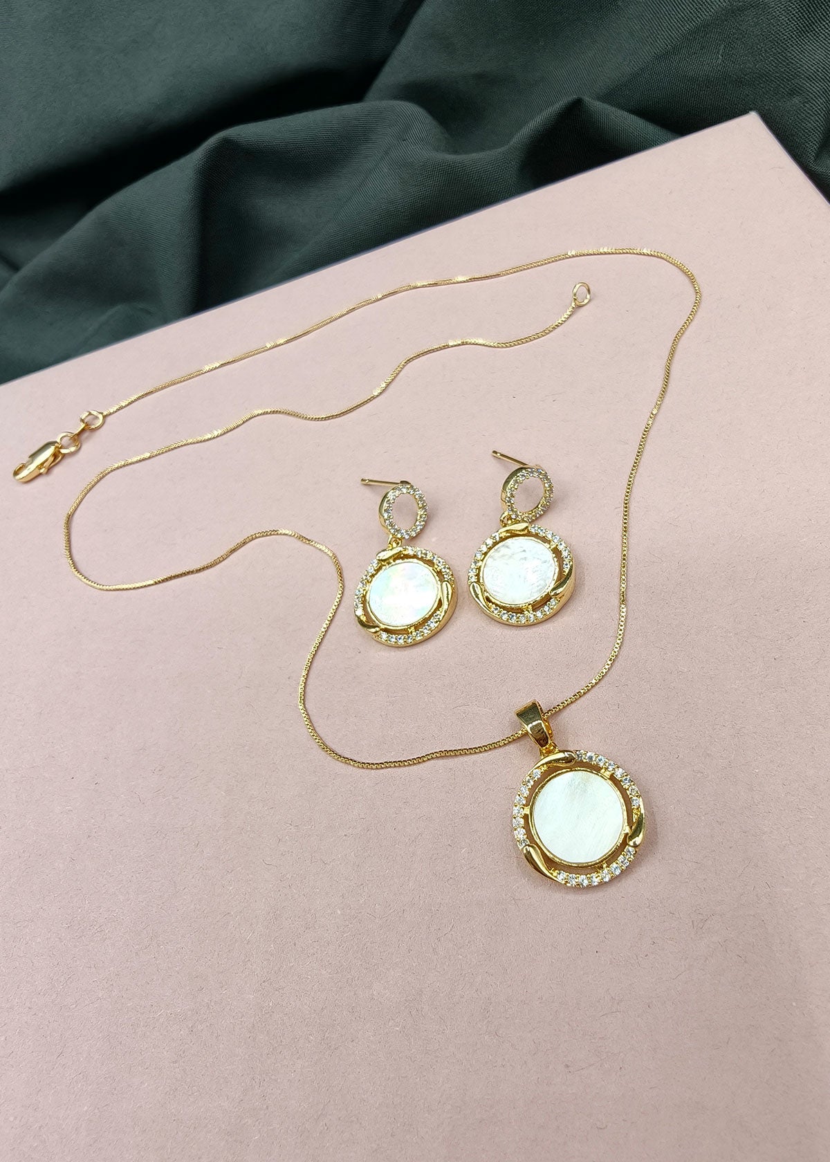 Mother Of Pearl & Cubic Zircon Circular Pendant Set With Chain For Women