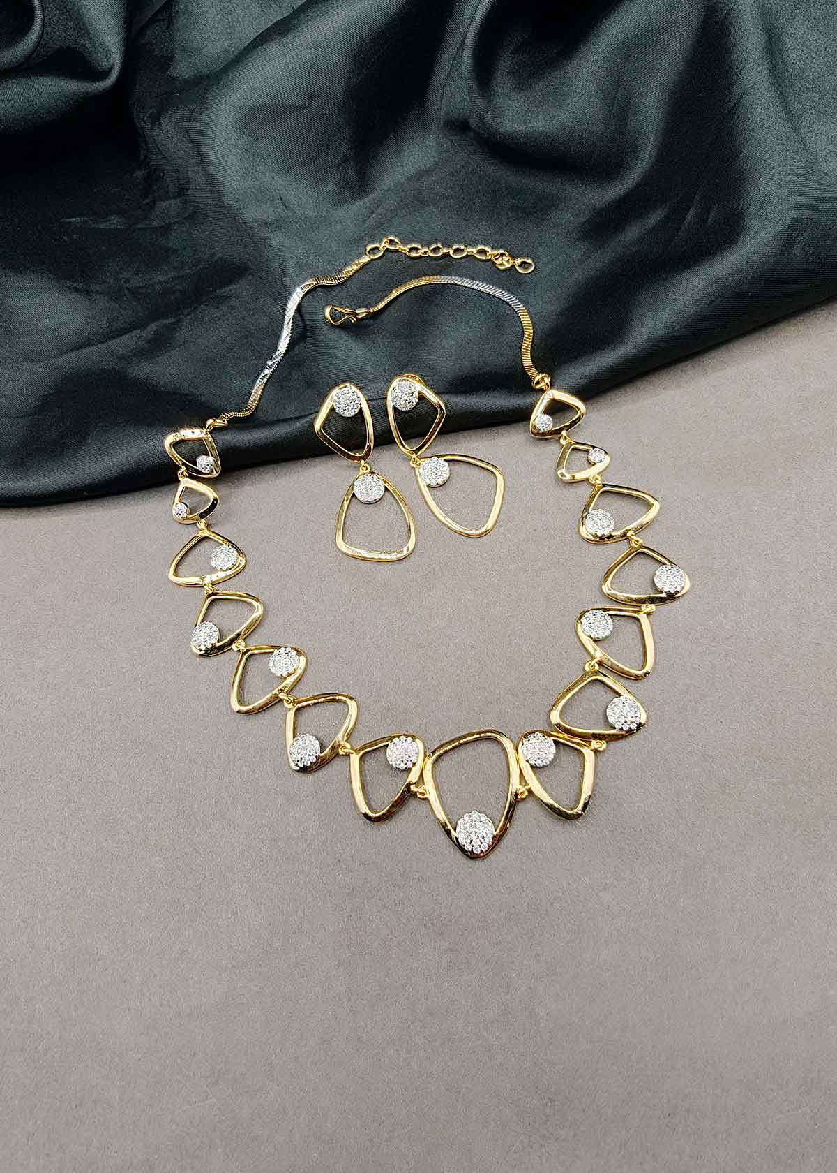 The Modern Cubic Zircon Short Necklace Set for Women