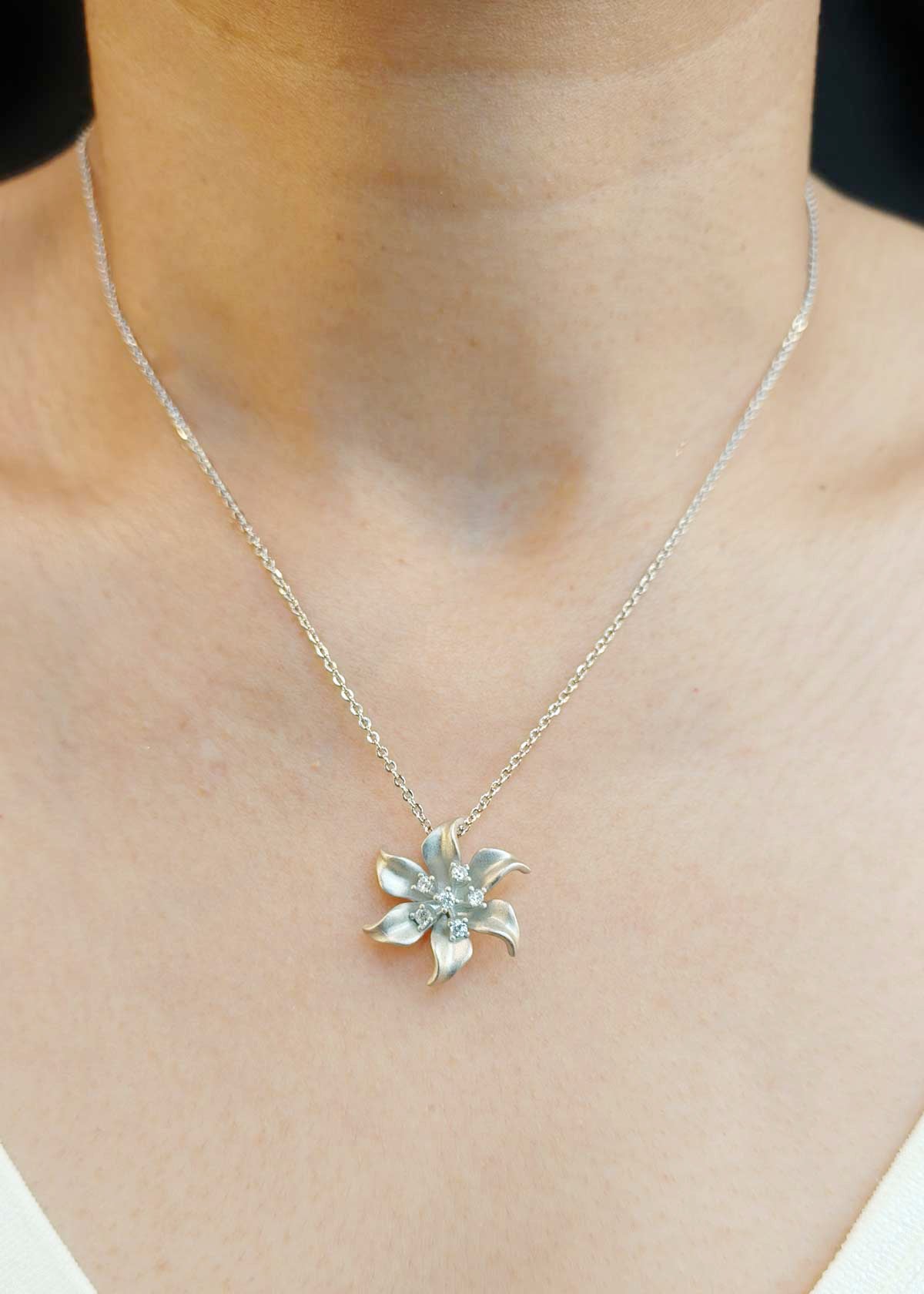 92.5 Sterling Silver Zircon Floral Pendant Set
