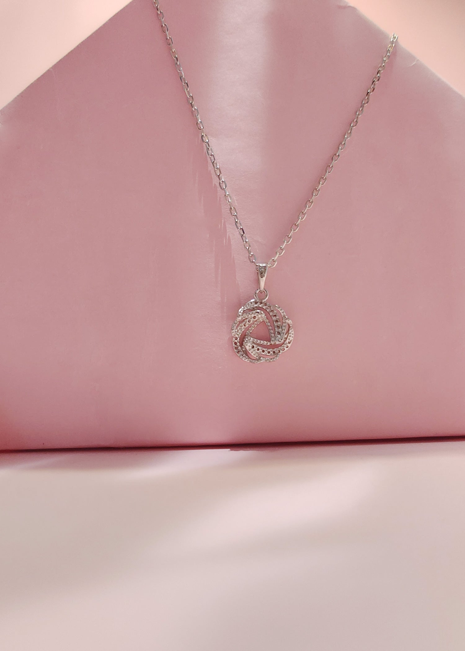 Pendant chain side image