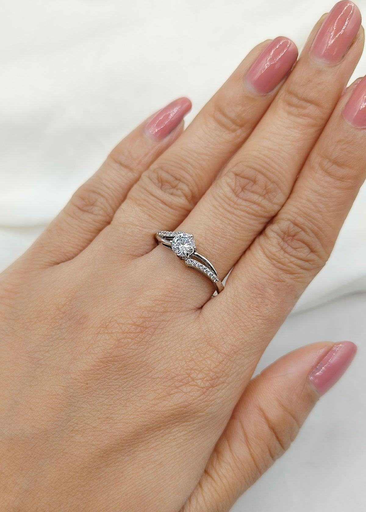 92.5 Sterling Silver Delicate Solitaire Zircon Finger Ring