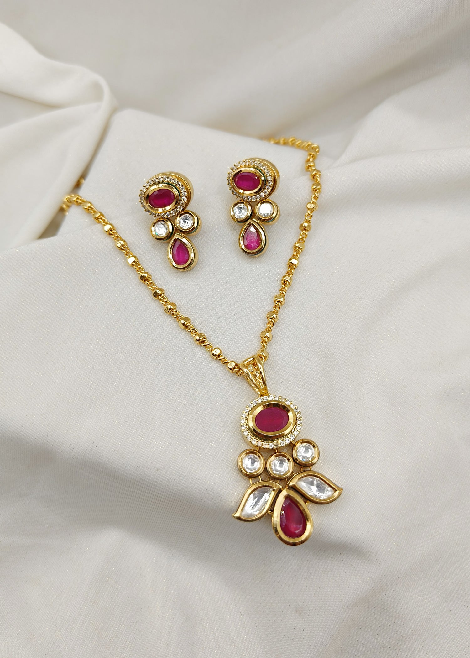 Kundan Pendant set With Chain