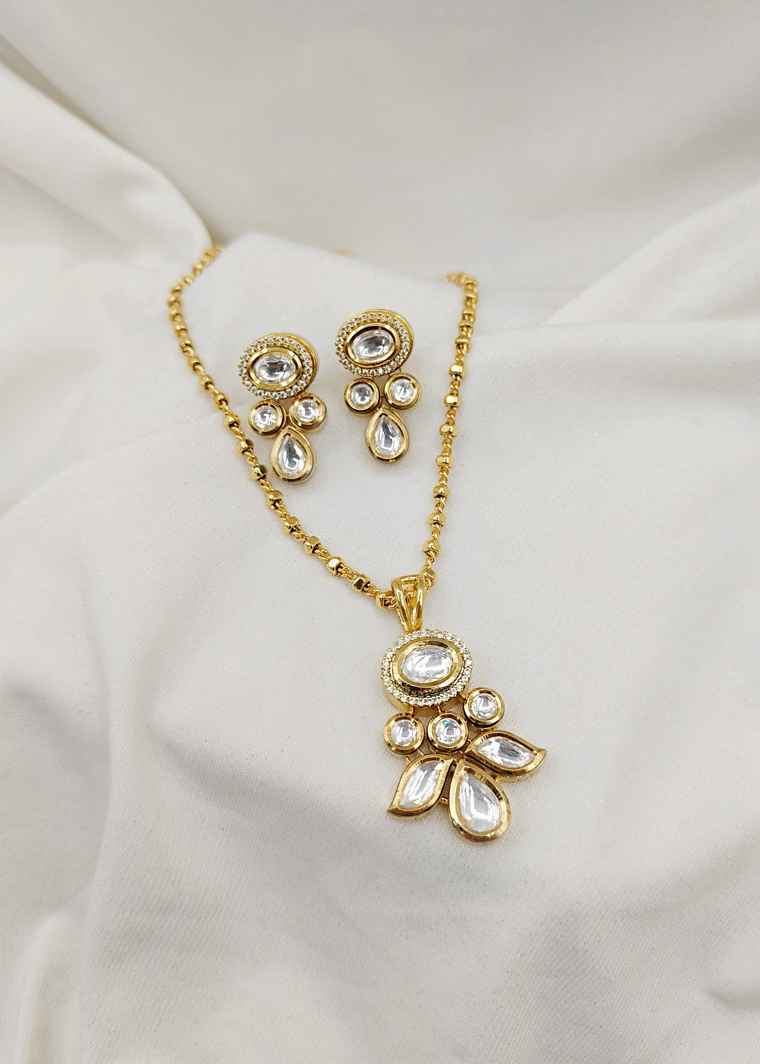 Kundan Pendant set With Chain