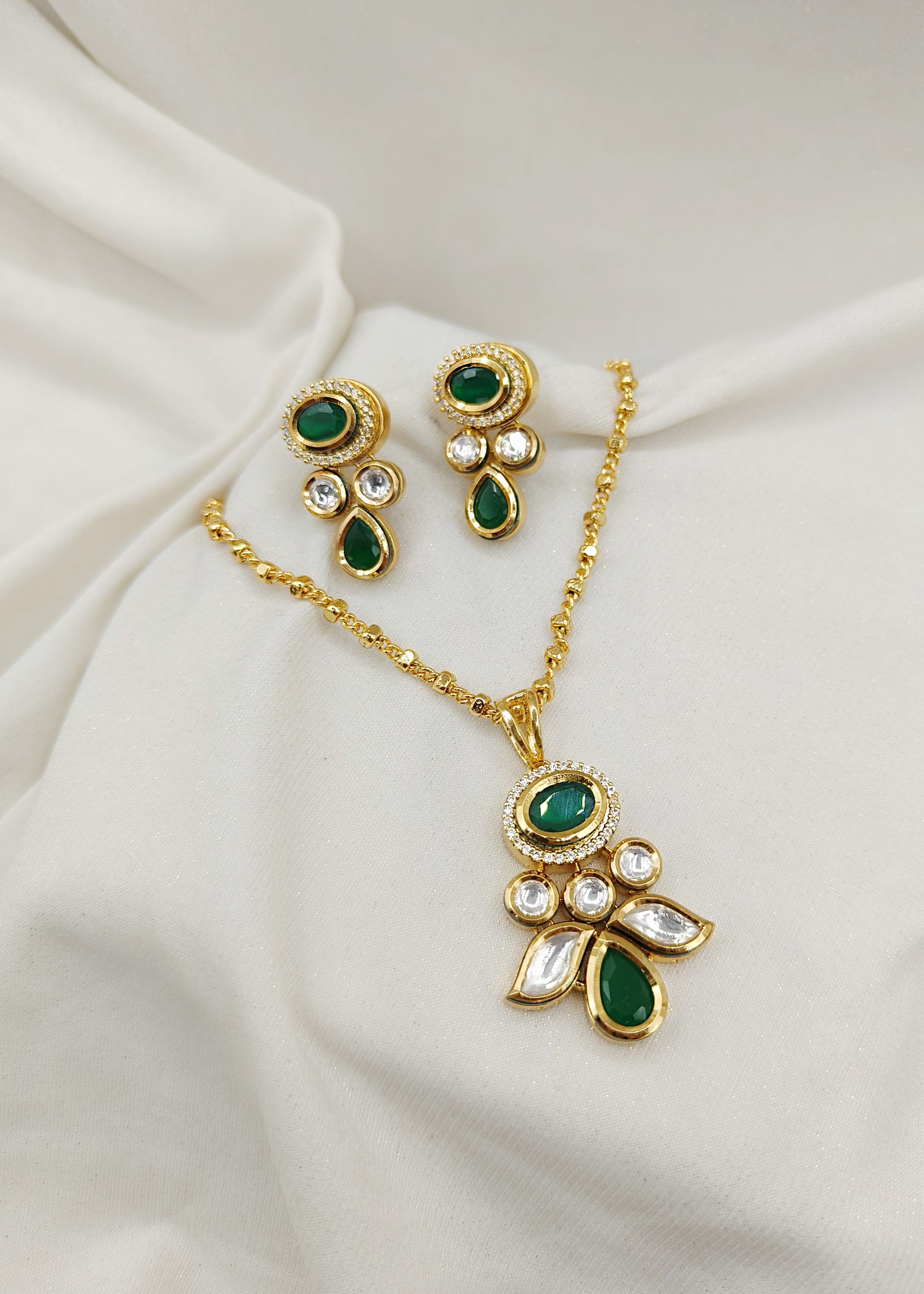 Kundan Pendant set With Chain