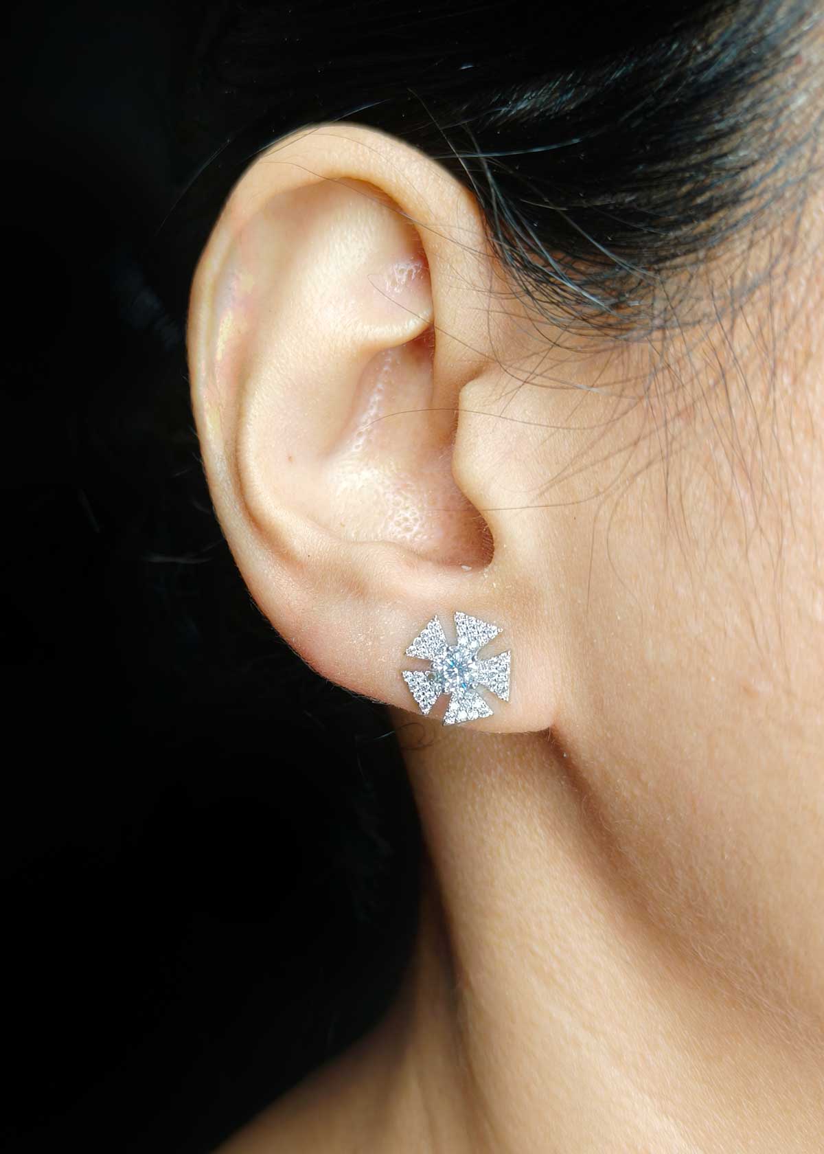 Cubic Zircon Floral Pendant Set+Chain