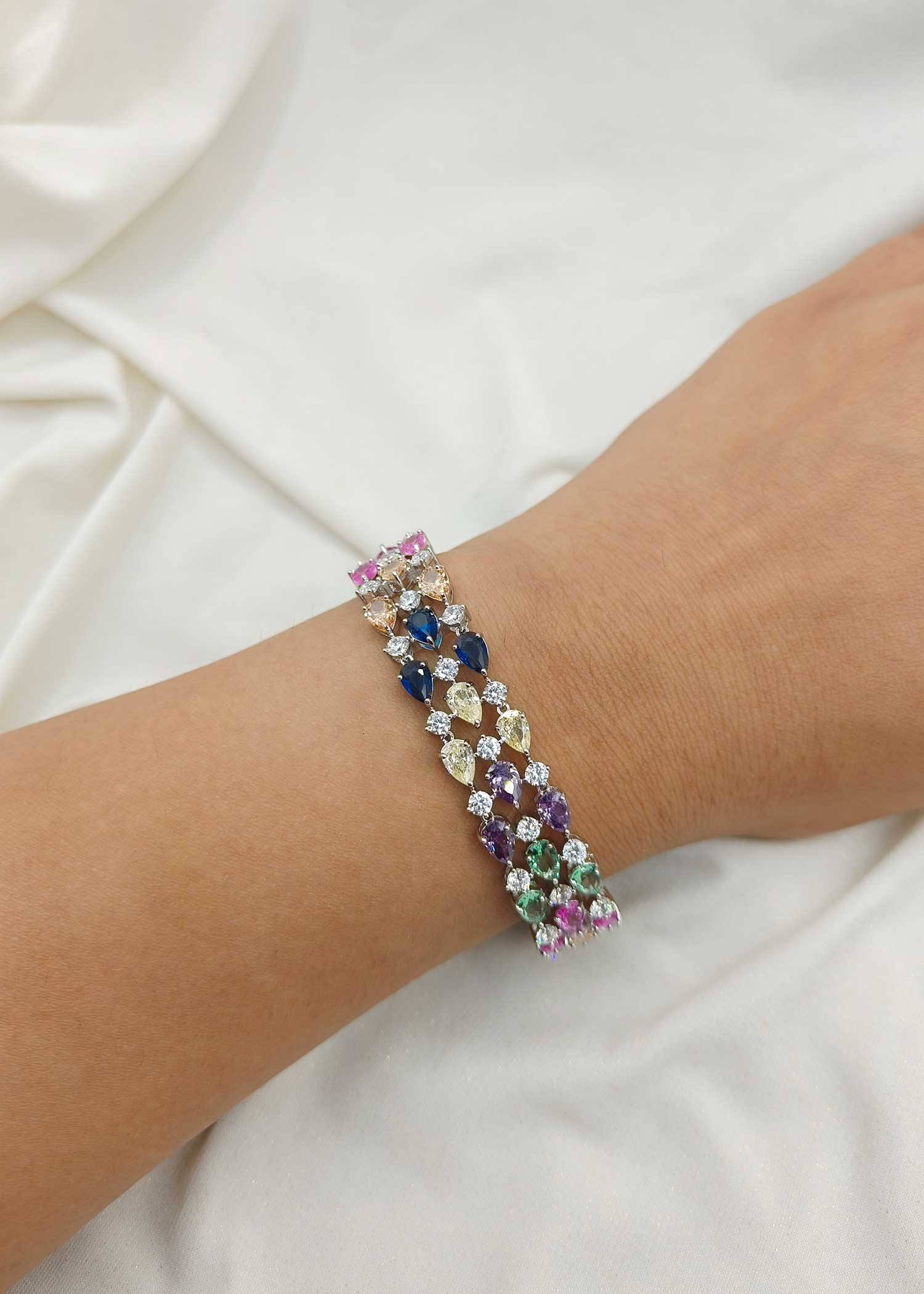 Multi loose bracelet hand