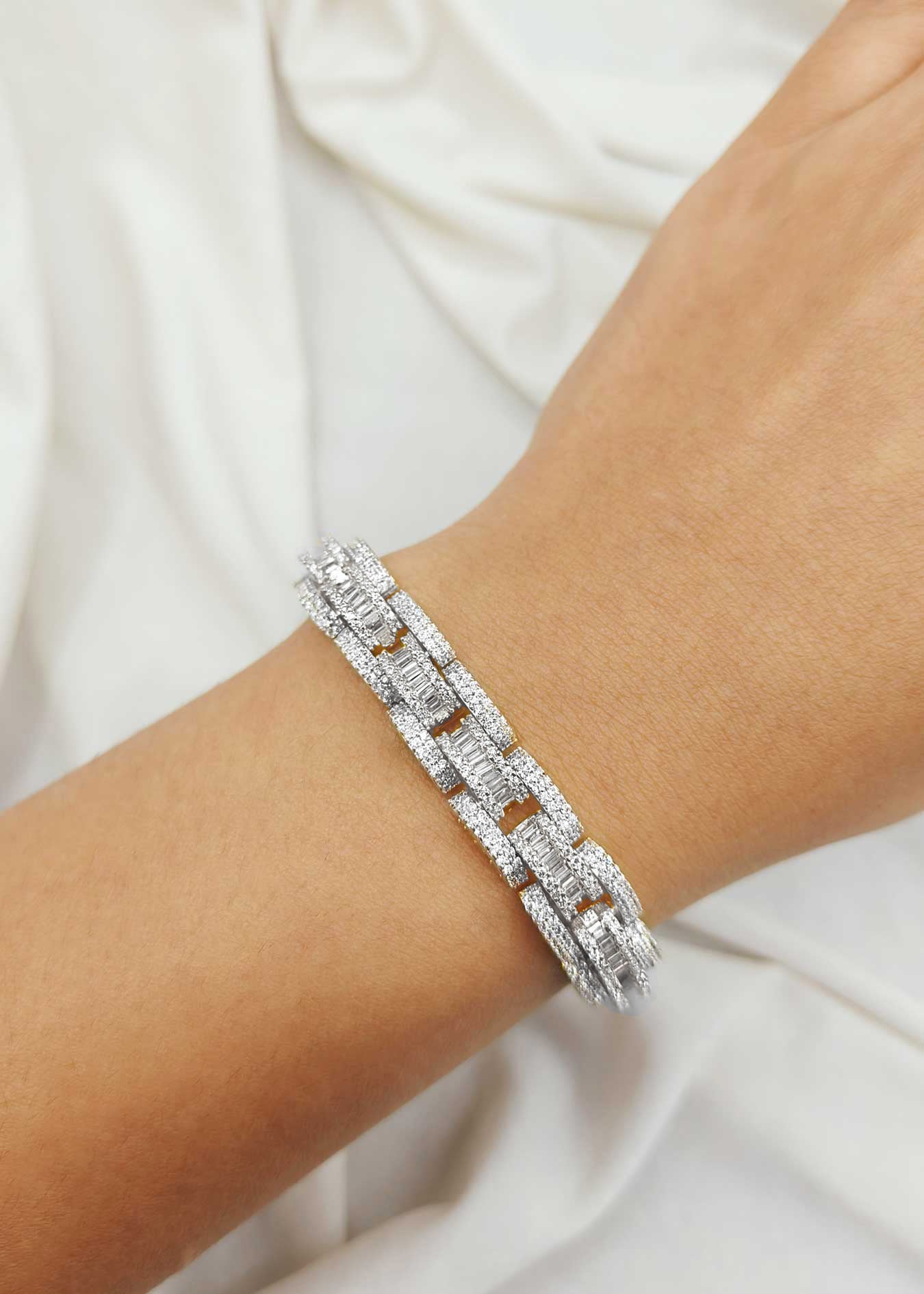 Full Diamond Studded Silver Plated Curved Link Loose Bracelet For Women