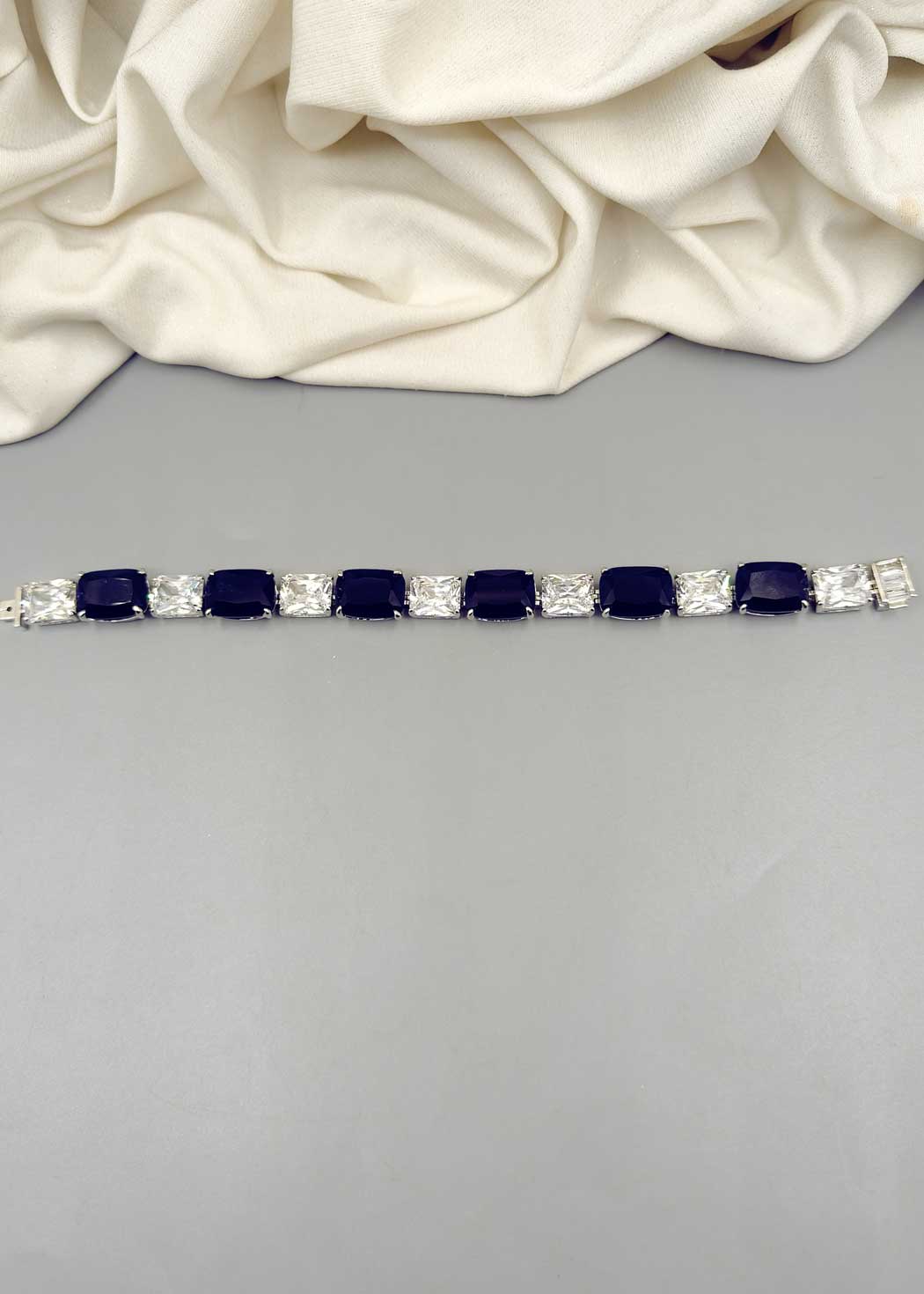 Blue loose bracelet