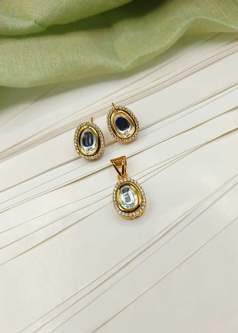 Oval Shape Cubic Zircon Kundan Pendant Set