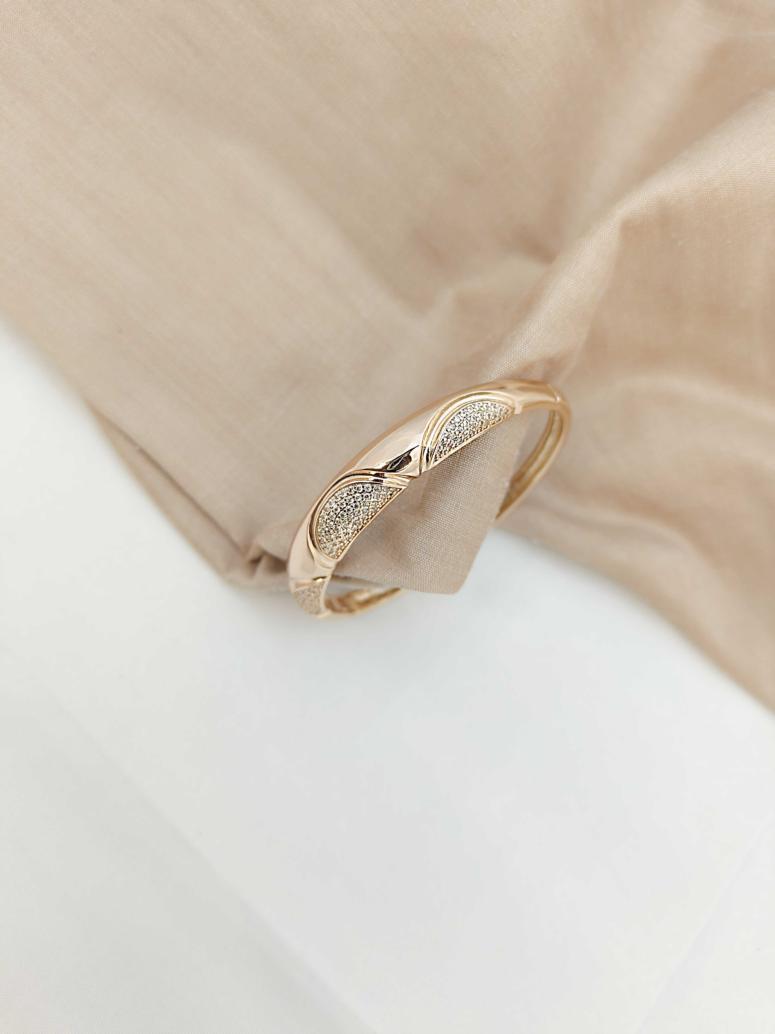 Attractive Women's Cubic Zircon Rose Gold Kada Bracelet