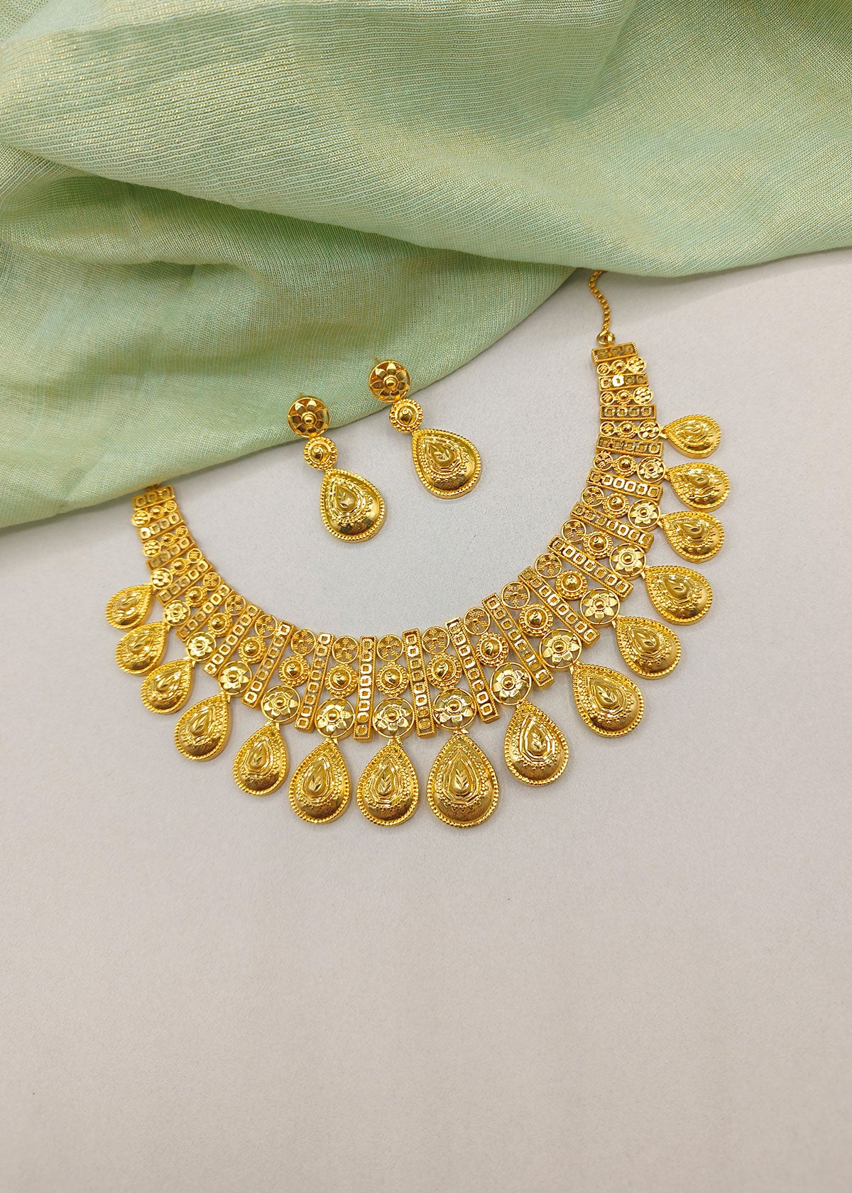 Elegant 1 Gram Gold Plated Wedding Drop Design Choker Set