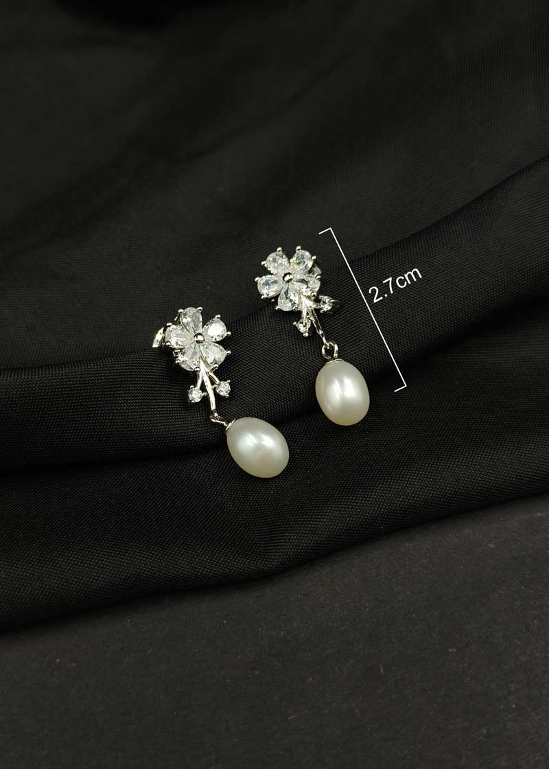 92.5 Sterling Silver Pearl And Cubic Zircon Delicate Floral Design Necklace Set