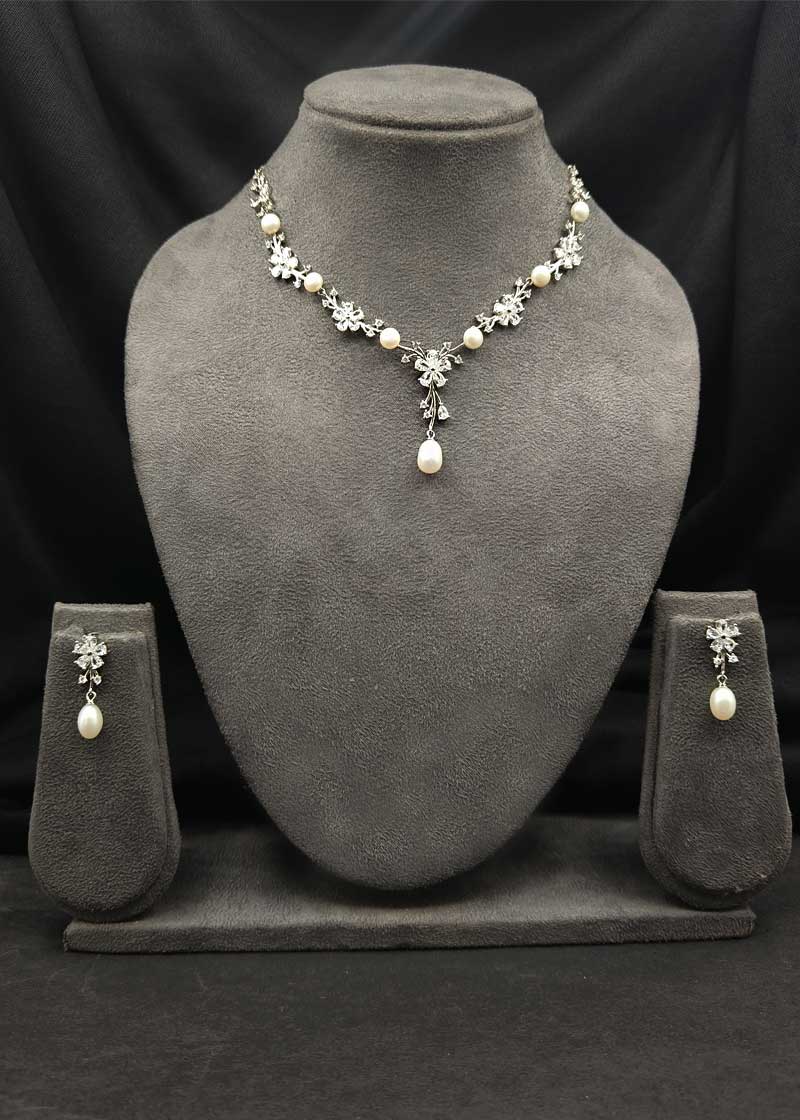 92.5 Sterling Silver Pearl And Cubic Zircon Delicate Floral Design Necklace Set
