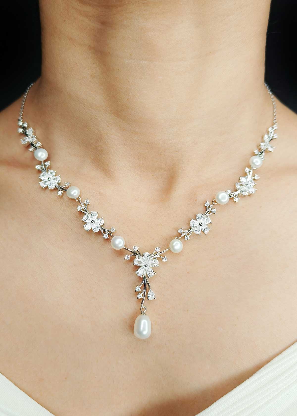 92.5 Sterling Silver Pearl And Cubic Zircon Delicate Floral Design Necklace Set