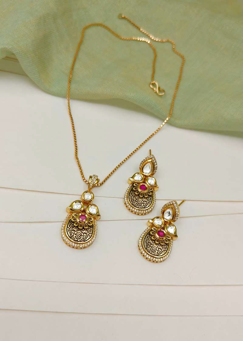 Antique Floral Motif Kundan And Cubic Zircon Matt Gold Pendent Set With Chain